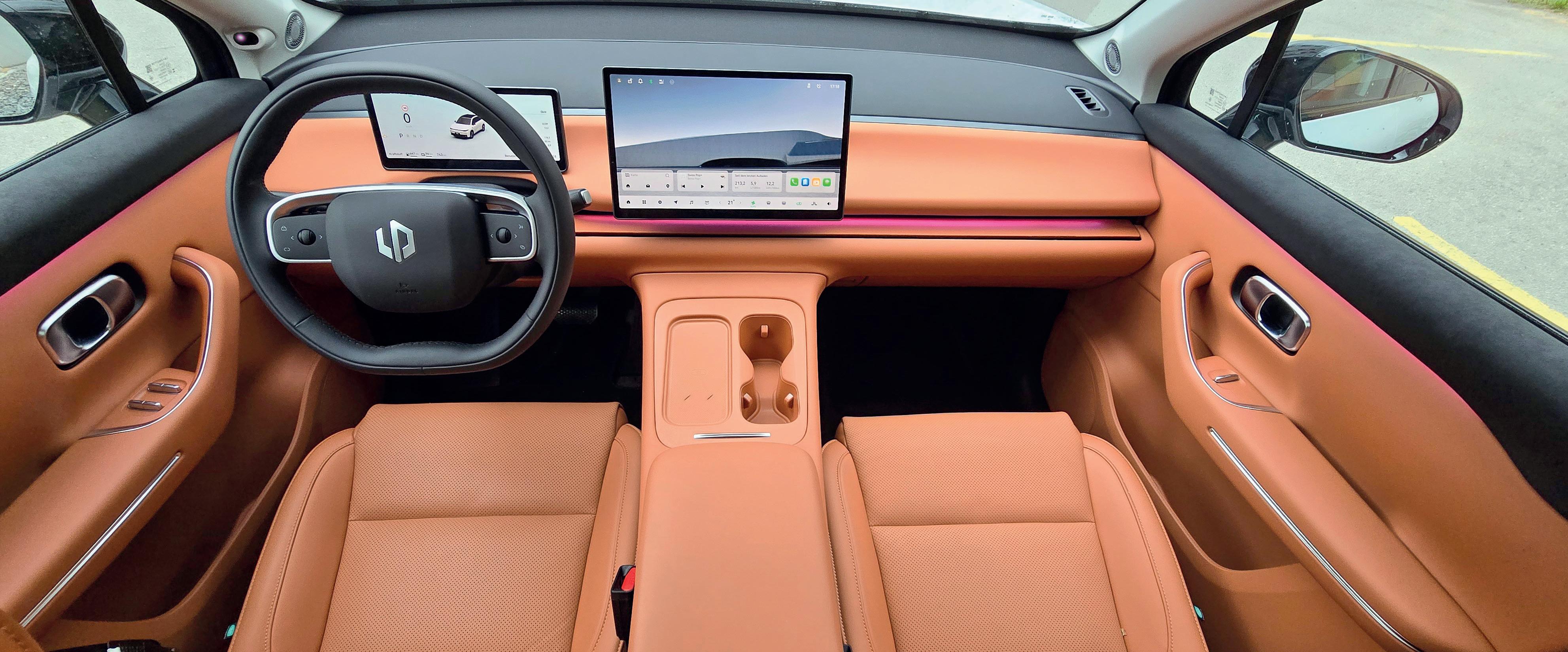 Das Cockpit ist minimalistisch designt. Selbst die Lüftungsdüsen (im Spalt der Armaturenträger) sind versteckt.