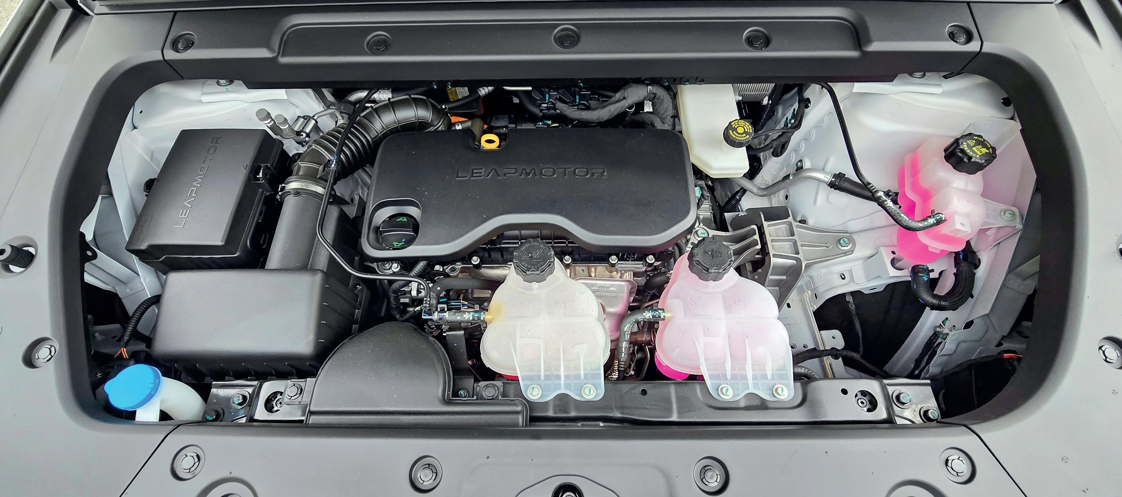 Unter der Motorhaube versteckt sich der dezent agierende, kompakte und 50 kW starke Onboard-Vierzylinder-Stromgenerator.