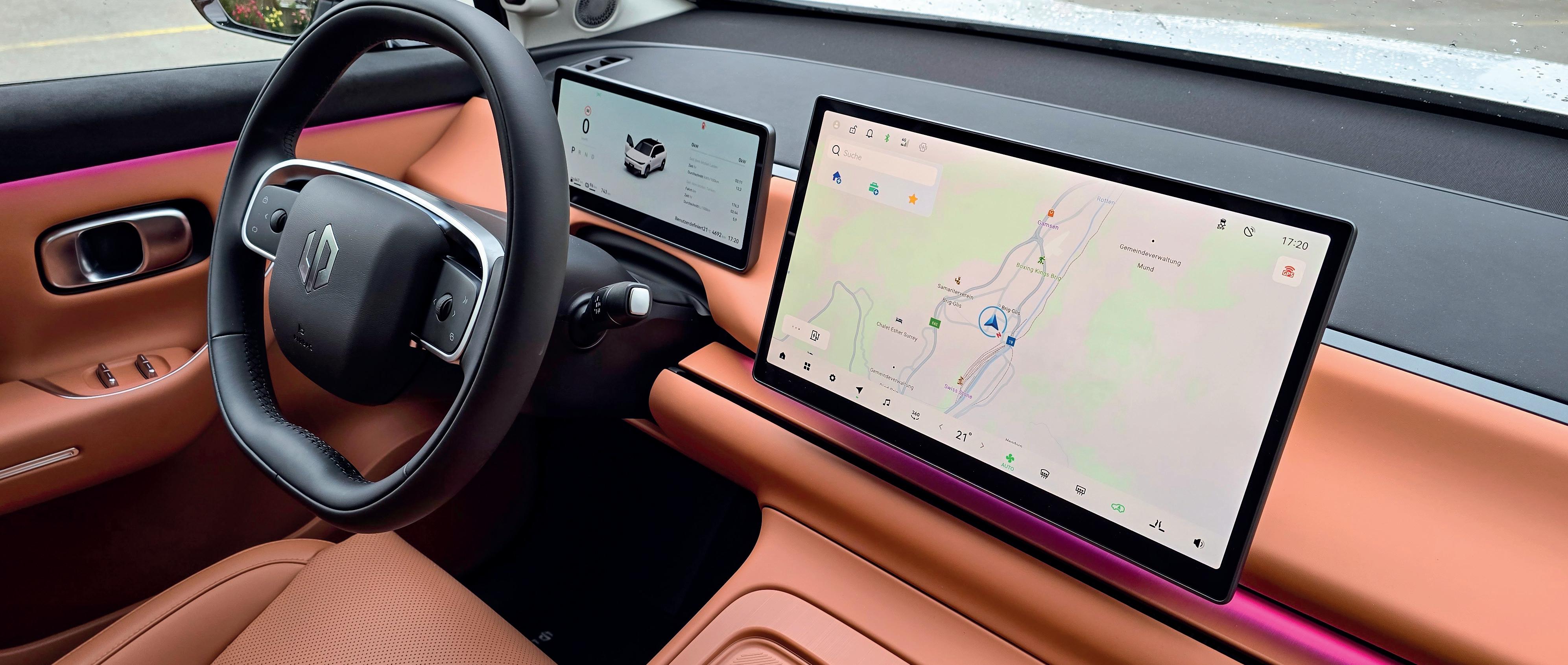 Le cockpit est dominé par deux écrans. Les boutons et les molettes classiques ont disparu, tous les réglages s’effectuent via l’écran tactile.