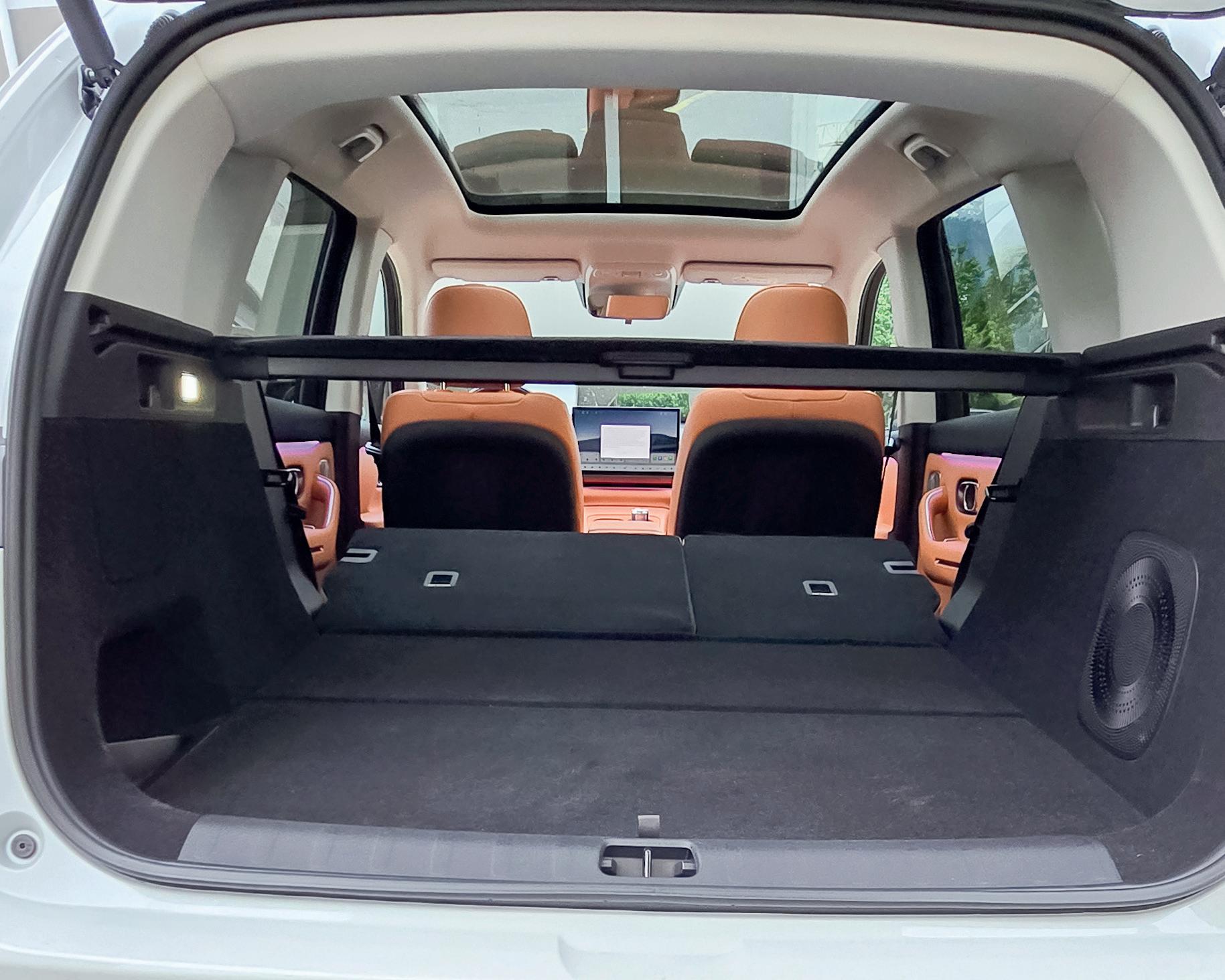 Une fois les dossiers arrière rabattus, le coffre offre un volume maximal de 1 375 litres. Sans les sièges rabattus, il est limité à 400 litres.