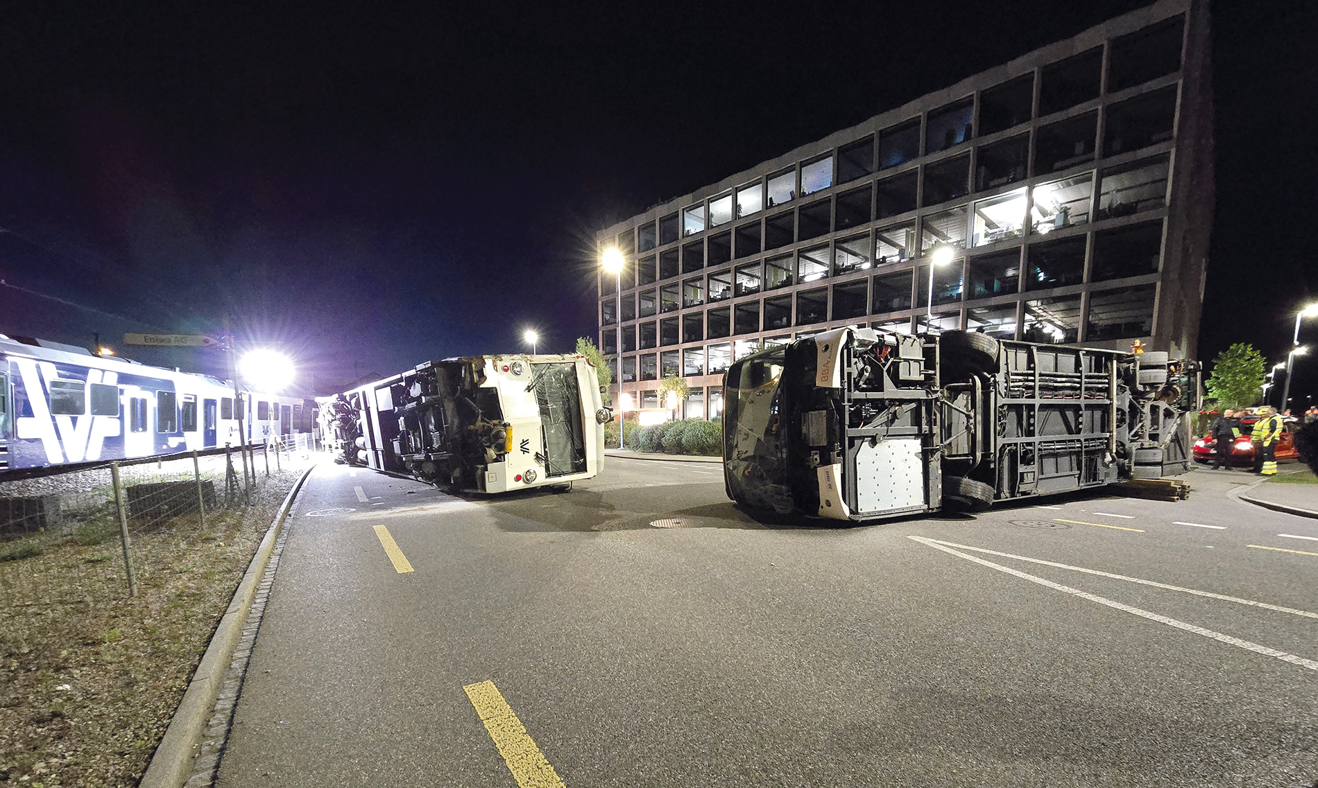 Vorbereitungsarbeiten zur Übung «U TRAKTION»: Vor dem Eniwa-Gebäude liegen die Waggons und der Bus bereits in Seitenlage.
