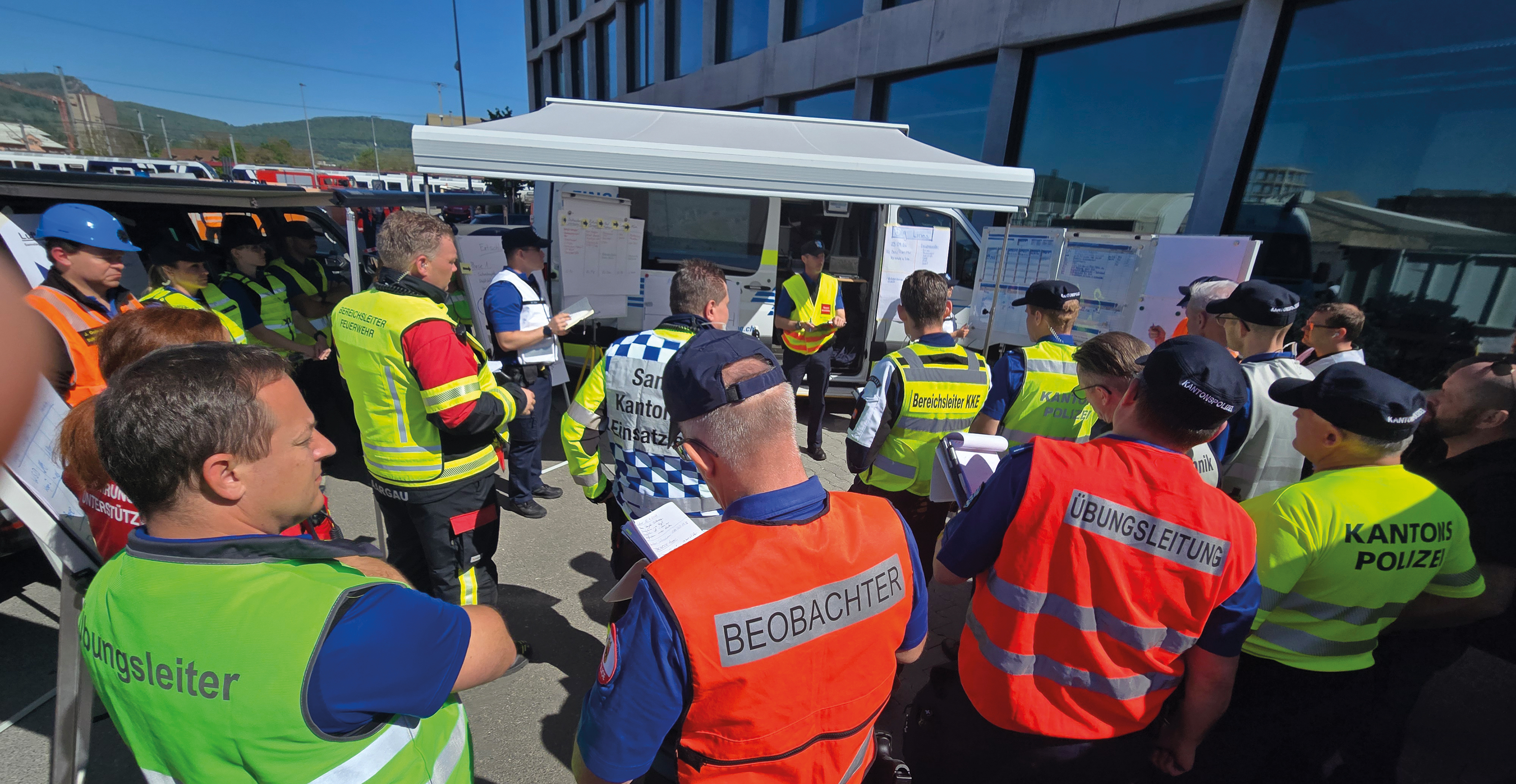 Blick in die Wagenburg der Einsatzleitung, die unter der Ägide der Kantonspolizei Aargau stand.