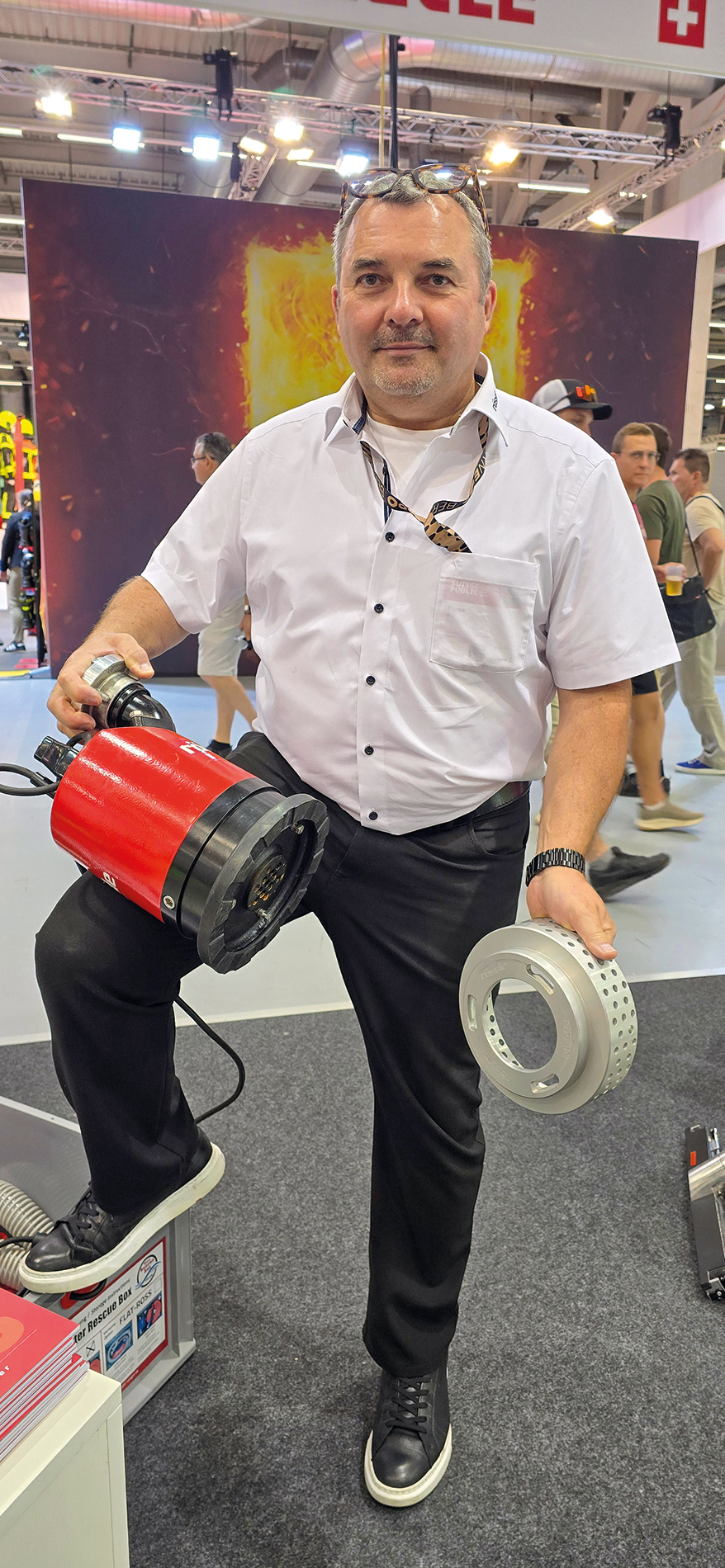 Pierre Wasgien, Vertriebsdirektor von Rössle, demonstriert, wie einfach der Schmutzwasserring der Tauchpumpe «FLAT-ROSS» abgenommen werden kann.