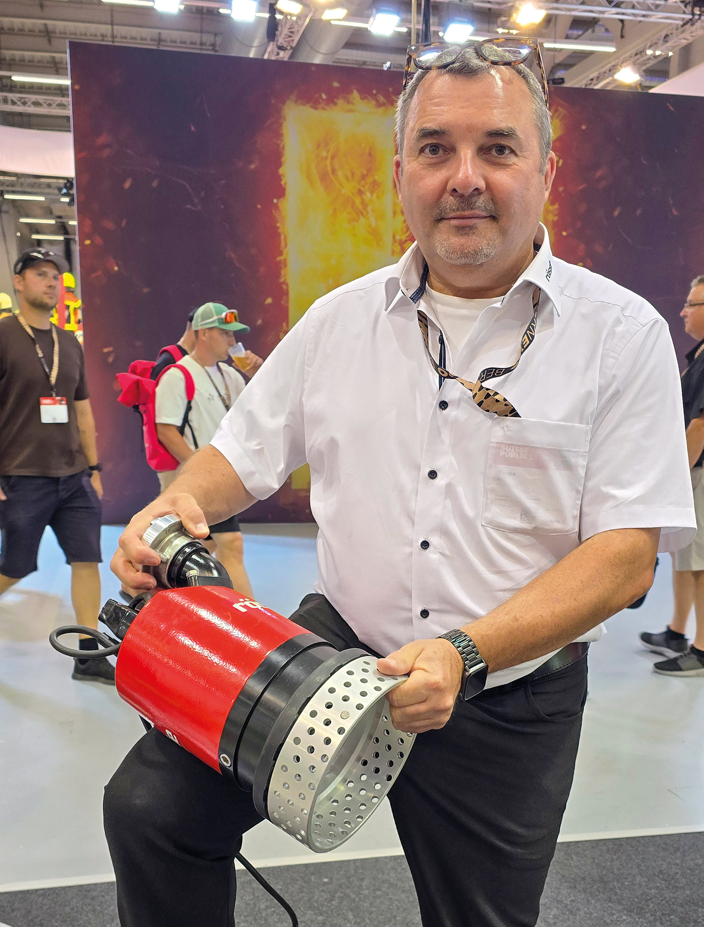 Pierre Wasgien, directeur commercial de Rössle, aux côtés de l’une des nouvelles pompes submersibles (modèle « FLAT-ROSS »).