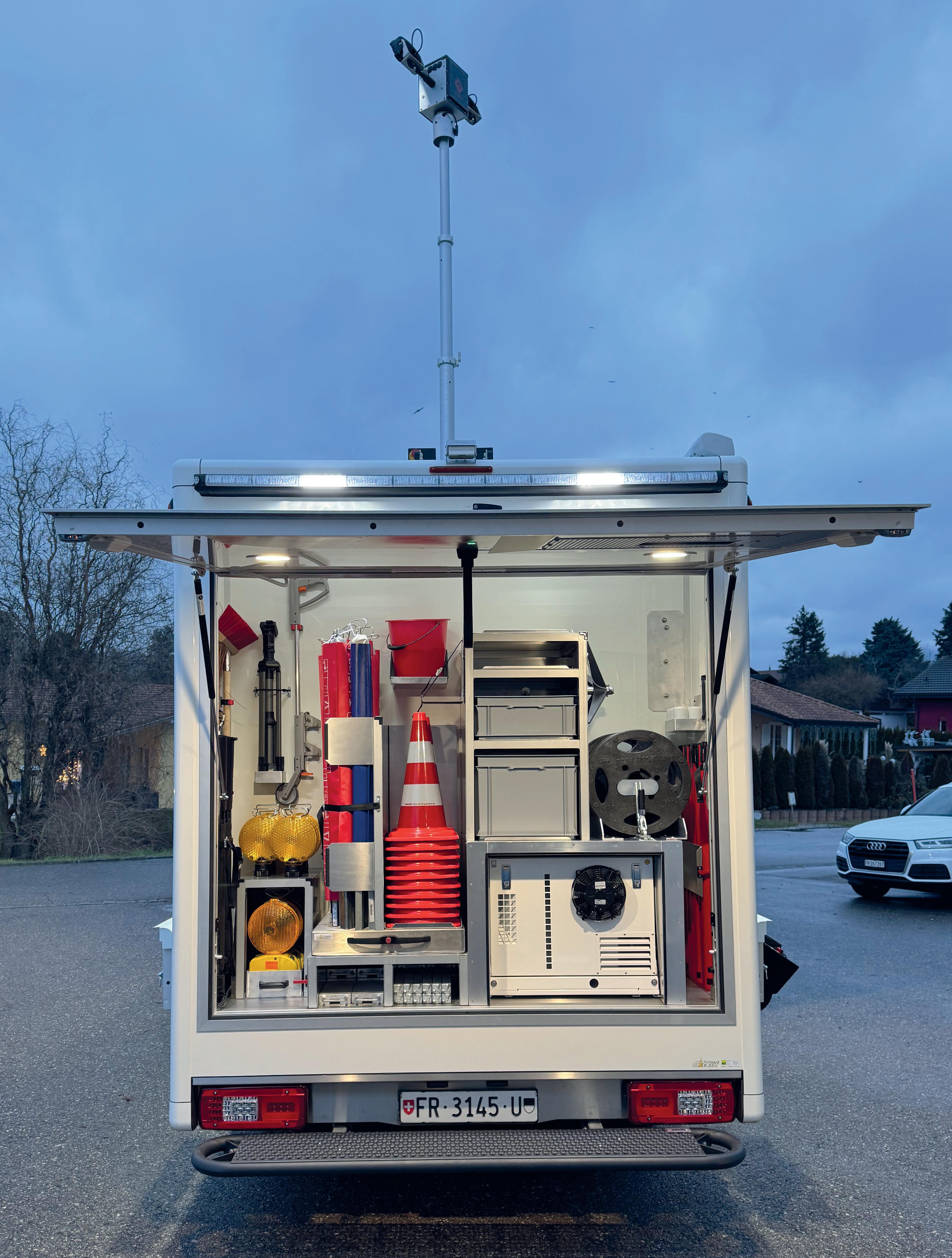 Blick in den Heckraum, in dem der Generator und zahlreiche Einsatzmittel untergebracht sind.