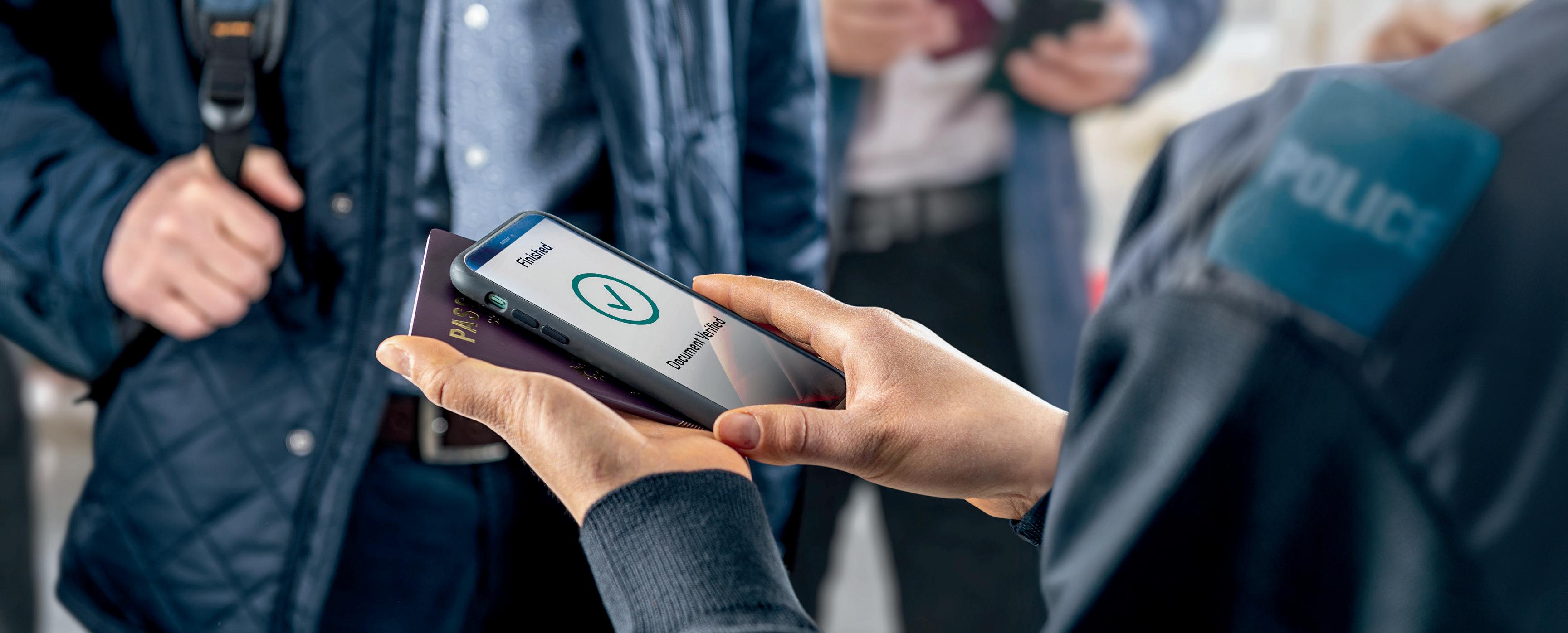 Avec CHIP VERIFY, les forces de police peuvent vérifier rapidement les documents de voyage biométriques à l’aide d’un smartphone, en respectant la protection des données.