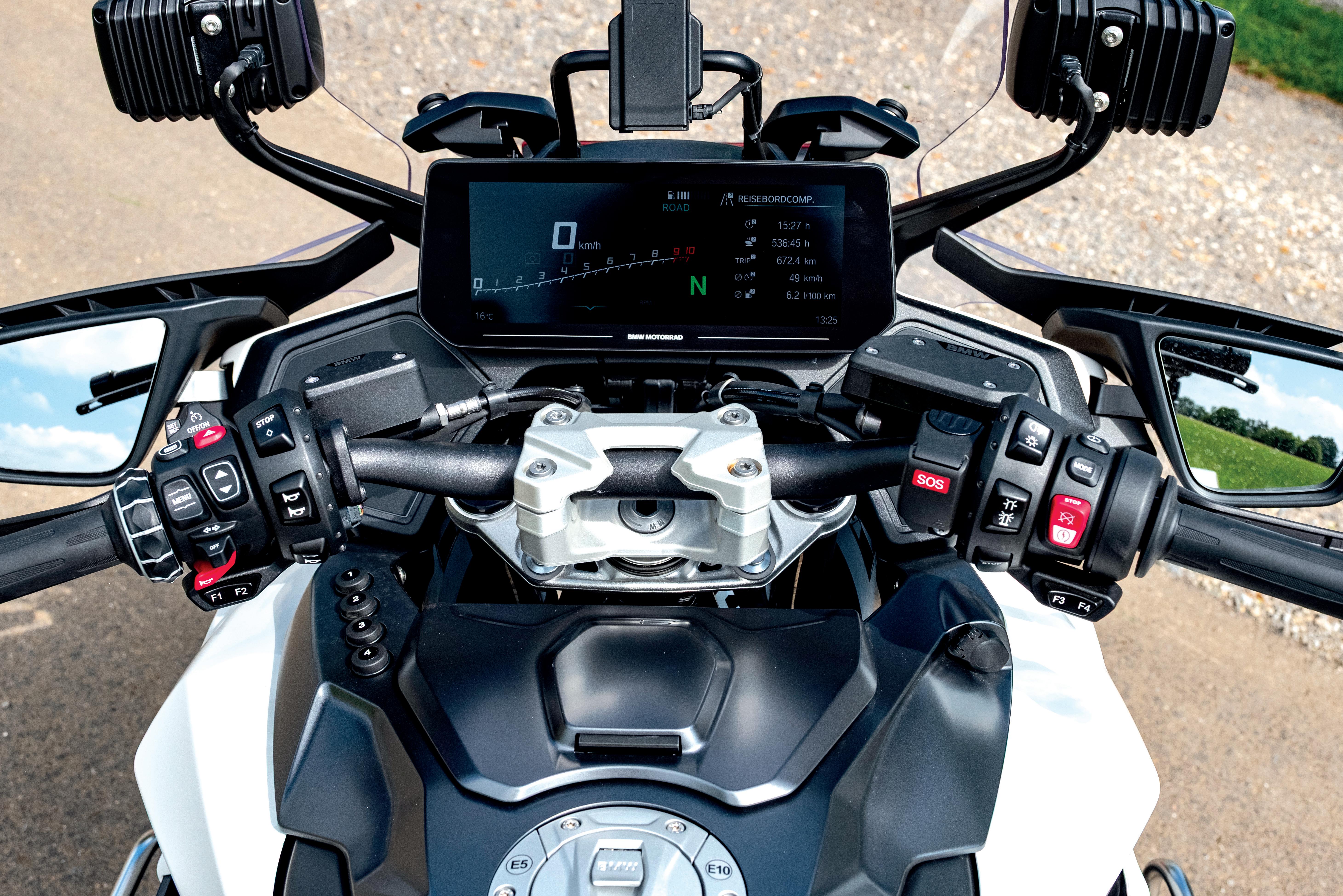 Das Cockpit wird vom grossen TFT-Display dominiert, an den Lenkerenden gibt es etliche Zusatzschalter.