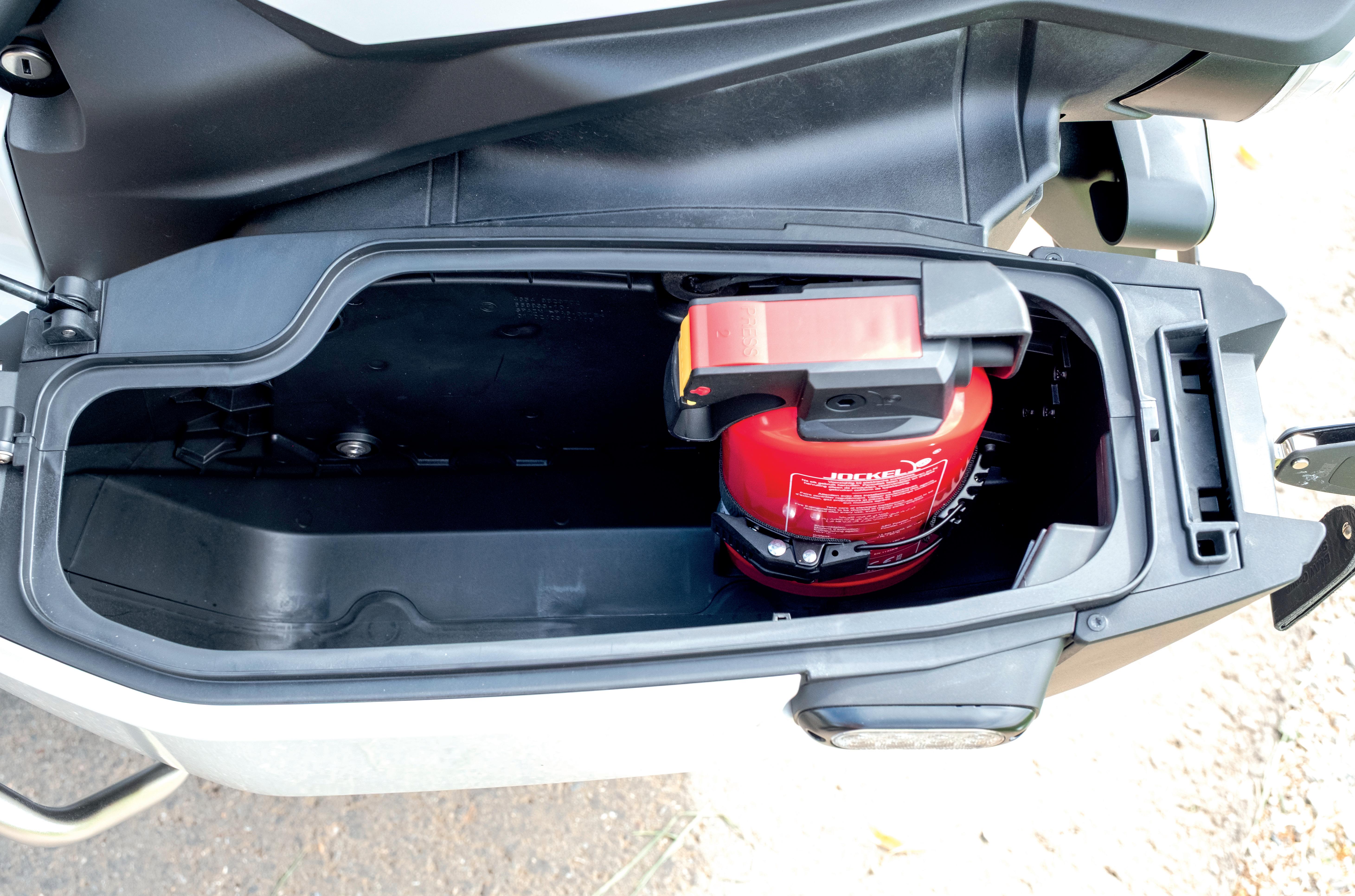 Die Koffer sind schlank, via Zentralverriegelung abschliessbar und ein Feuerlöscher ist auch an Bord.