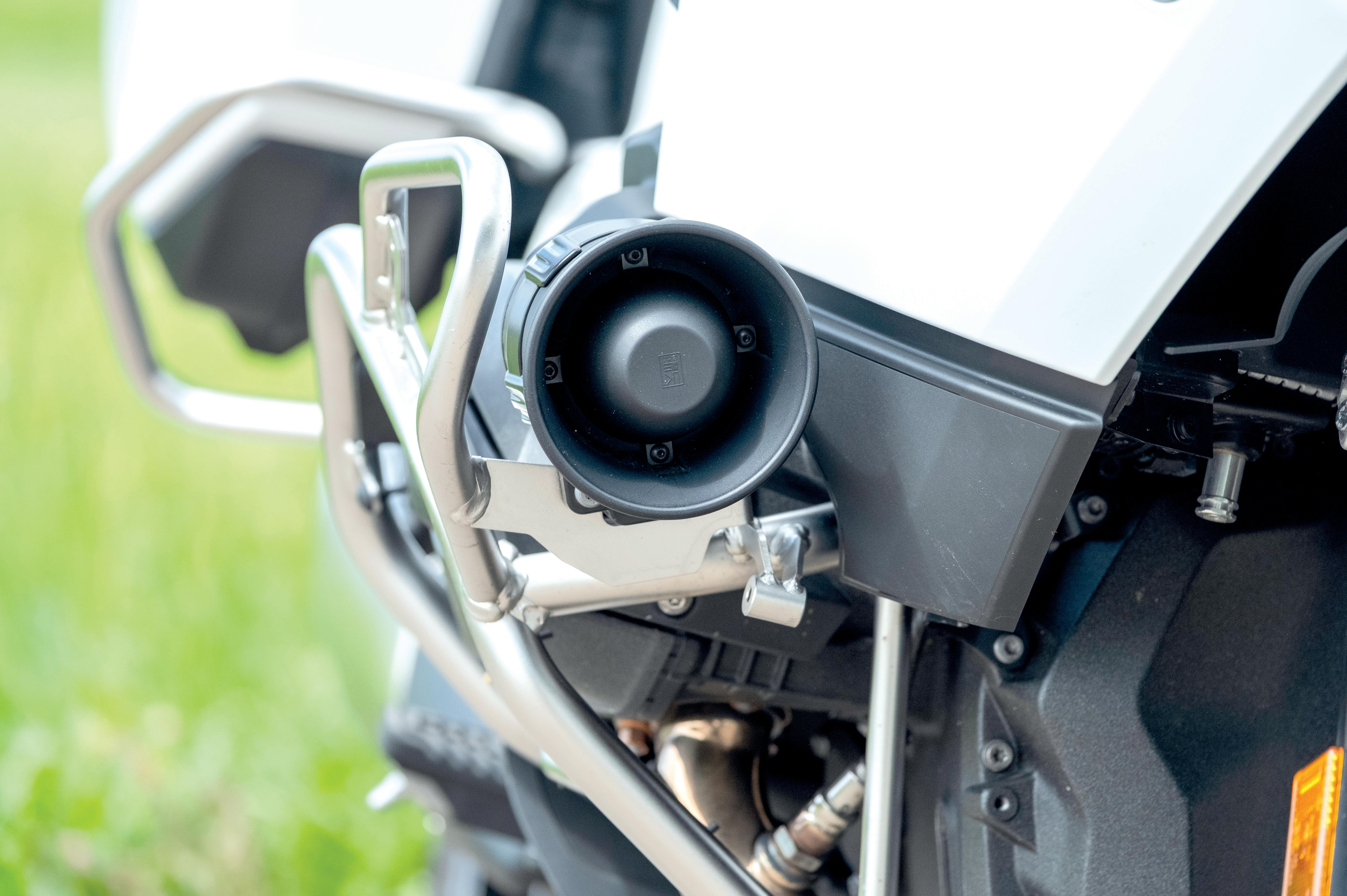 Zur Sonderausstattung der Behördenversion zählen auch Motorschutzbügel und eine Tonsignalanlage.