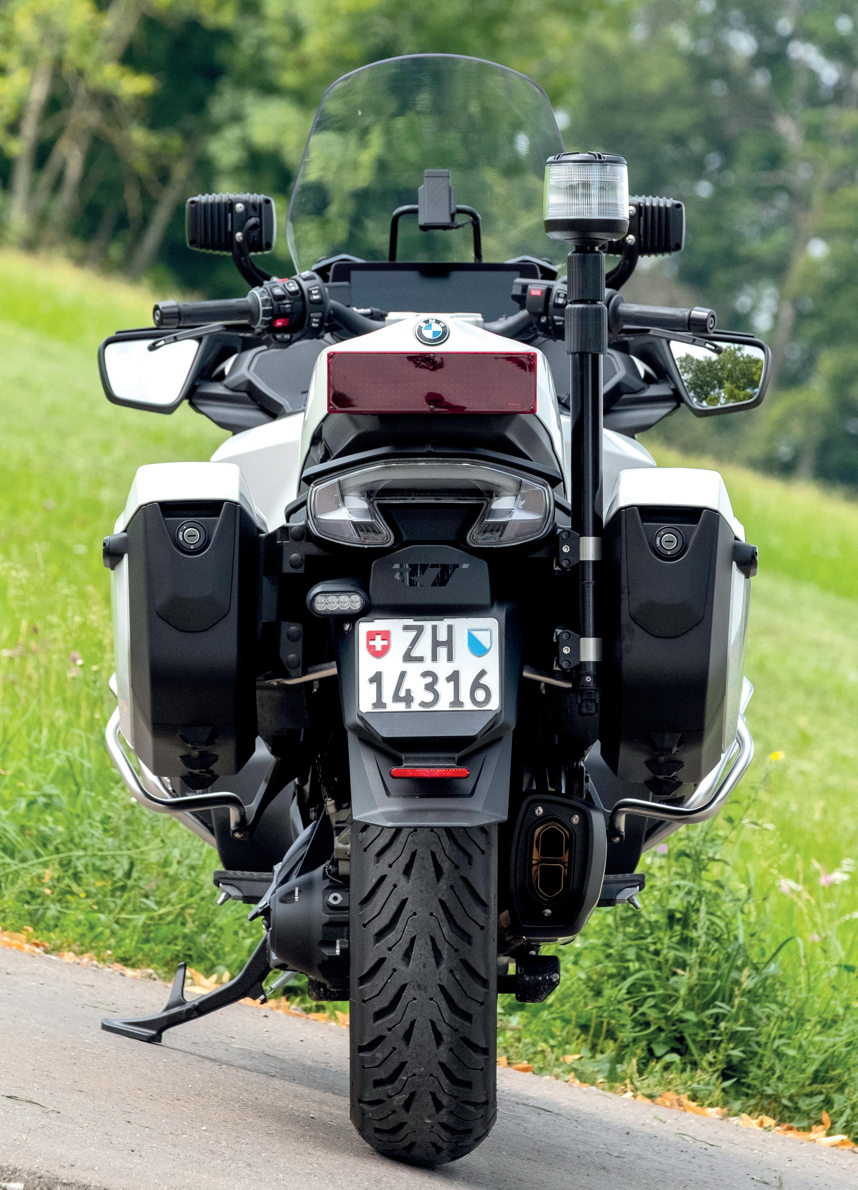 Vue de l’arrière, la moto semble nettement moins imposante que vue de face.
