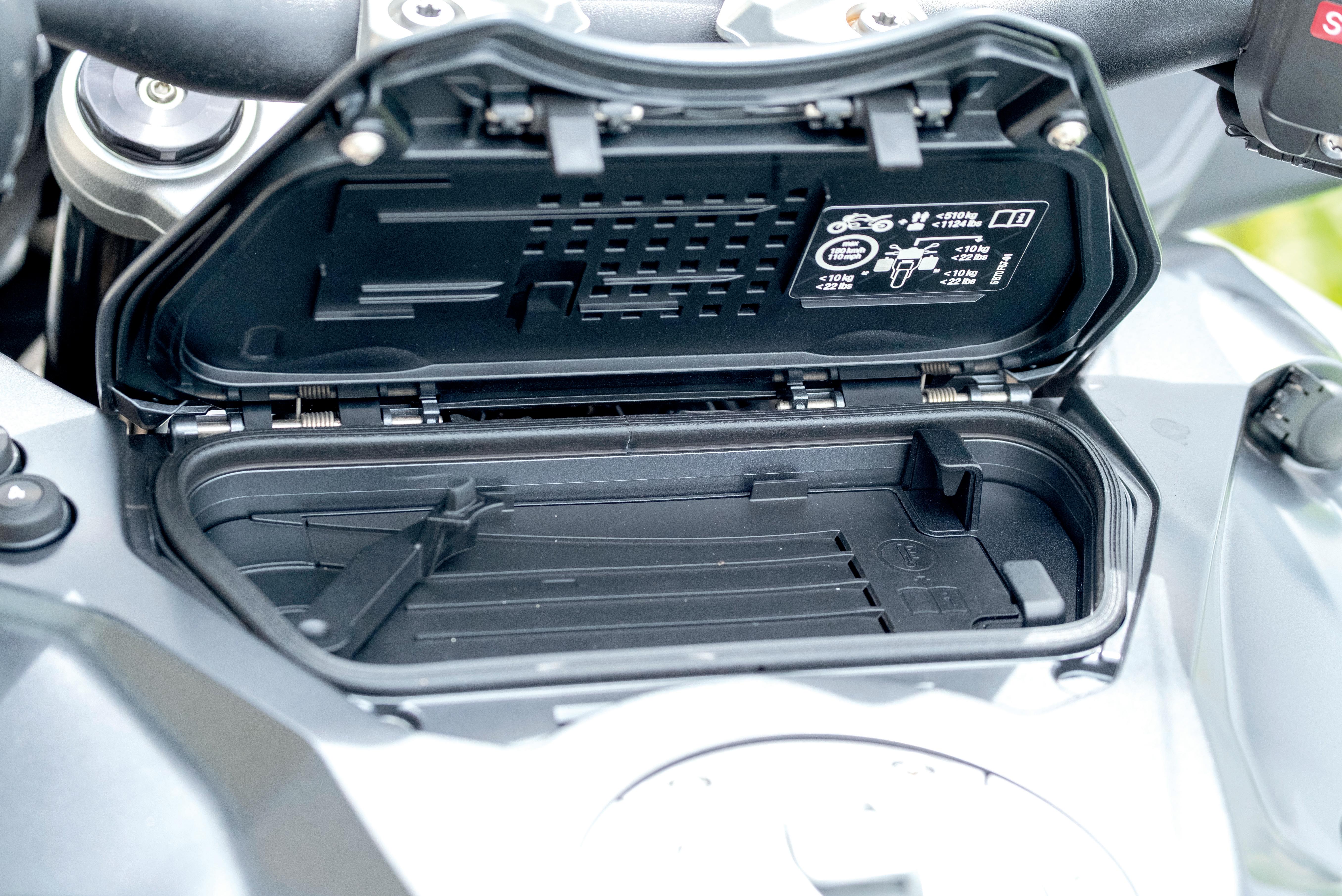 L’avant du réservoir comporte un support de recharge pour smartphone.