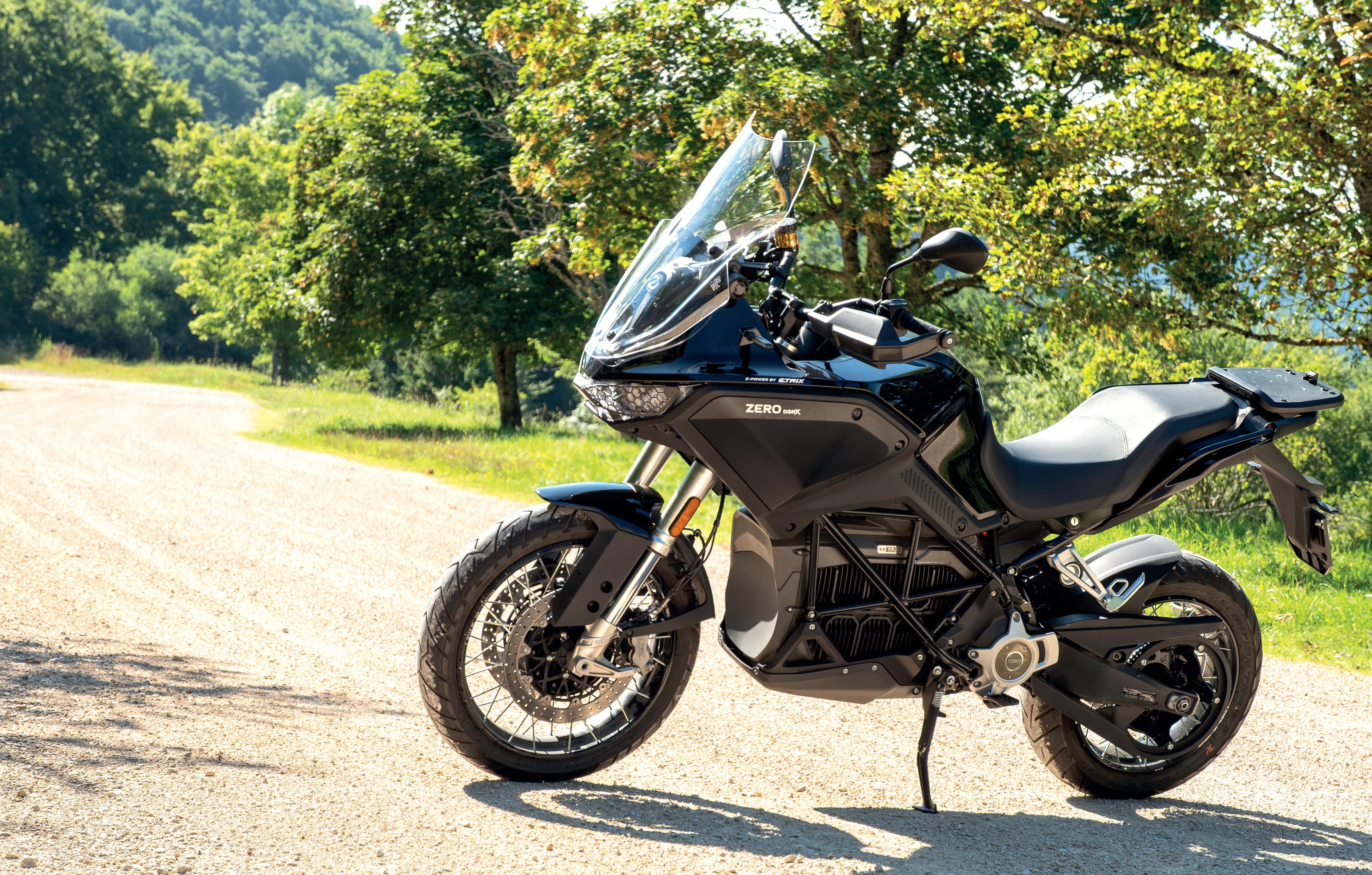 À l’aise sur tous les terrains : la moto tout-terrain entièrement électrique DSR/X de Zero Motorcycles.