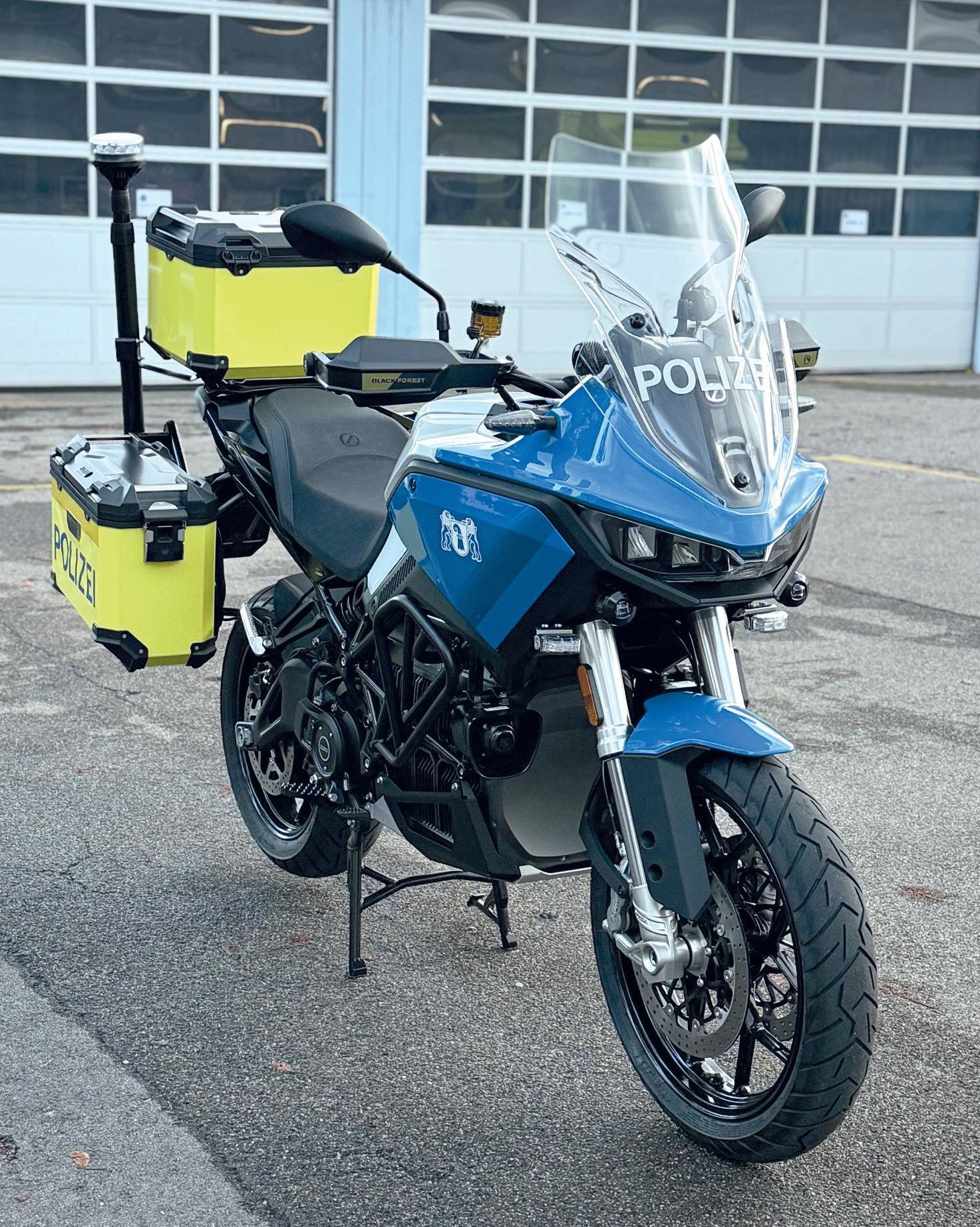 Une des trois Zero DSR/X de la police cantonale de Bâle-Ville. Les valises à bagages jaunes sont particulièrement visibles.