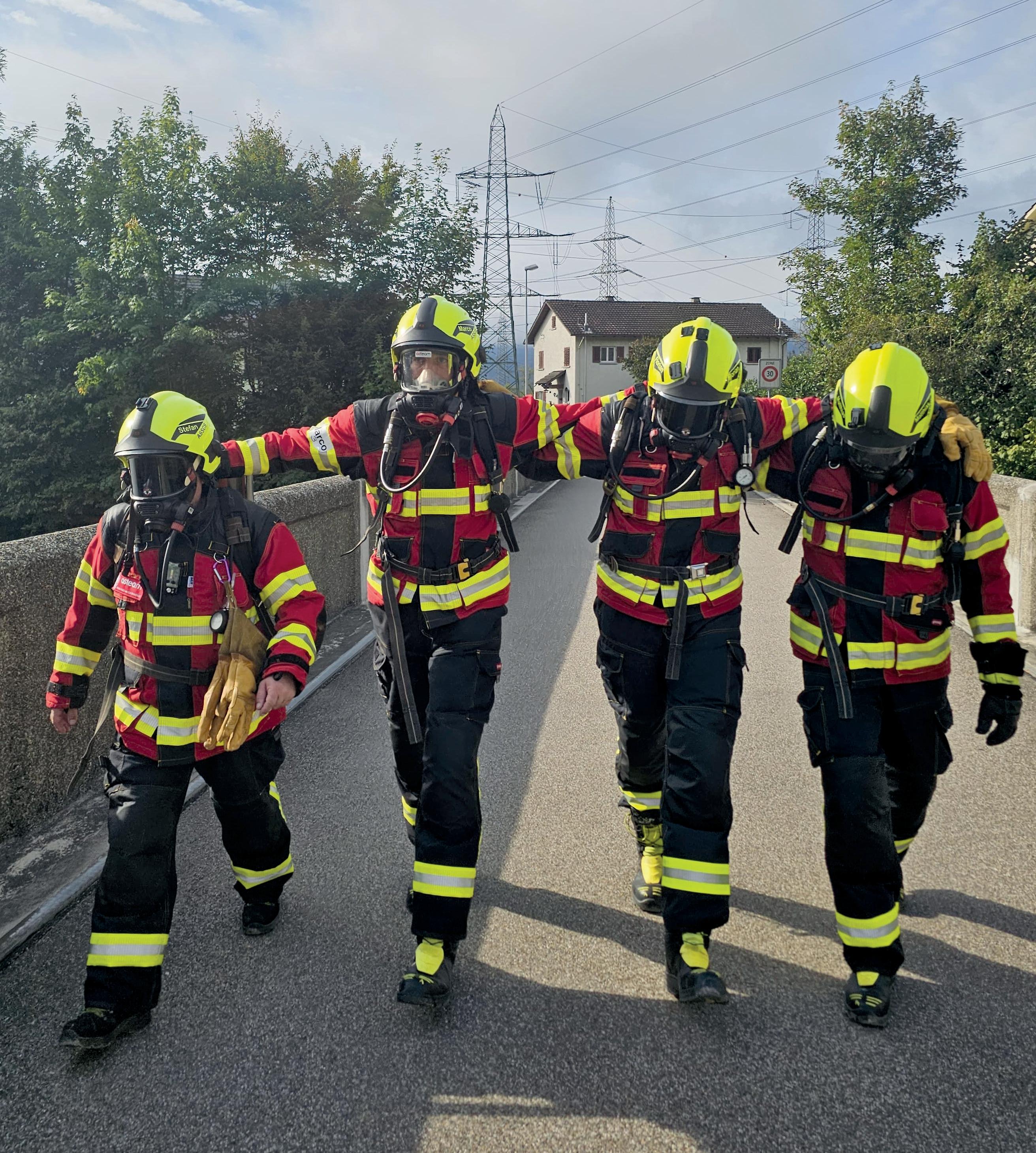 Teamspirit verleiht Flügel: Die Läufer motivier ten und unterstützten sich gegenseitig. So überwand jeder den unvermeidbar eintretenden persönlichen «toten Punkt».
