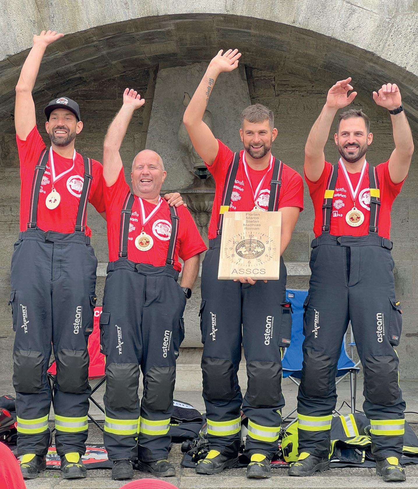 Geschafft: Die Läufer lassen sich auf dem Regierungsplatz in Aarau für ihre Heldentat feiern.