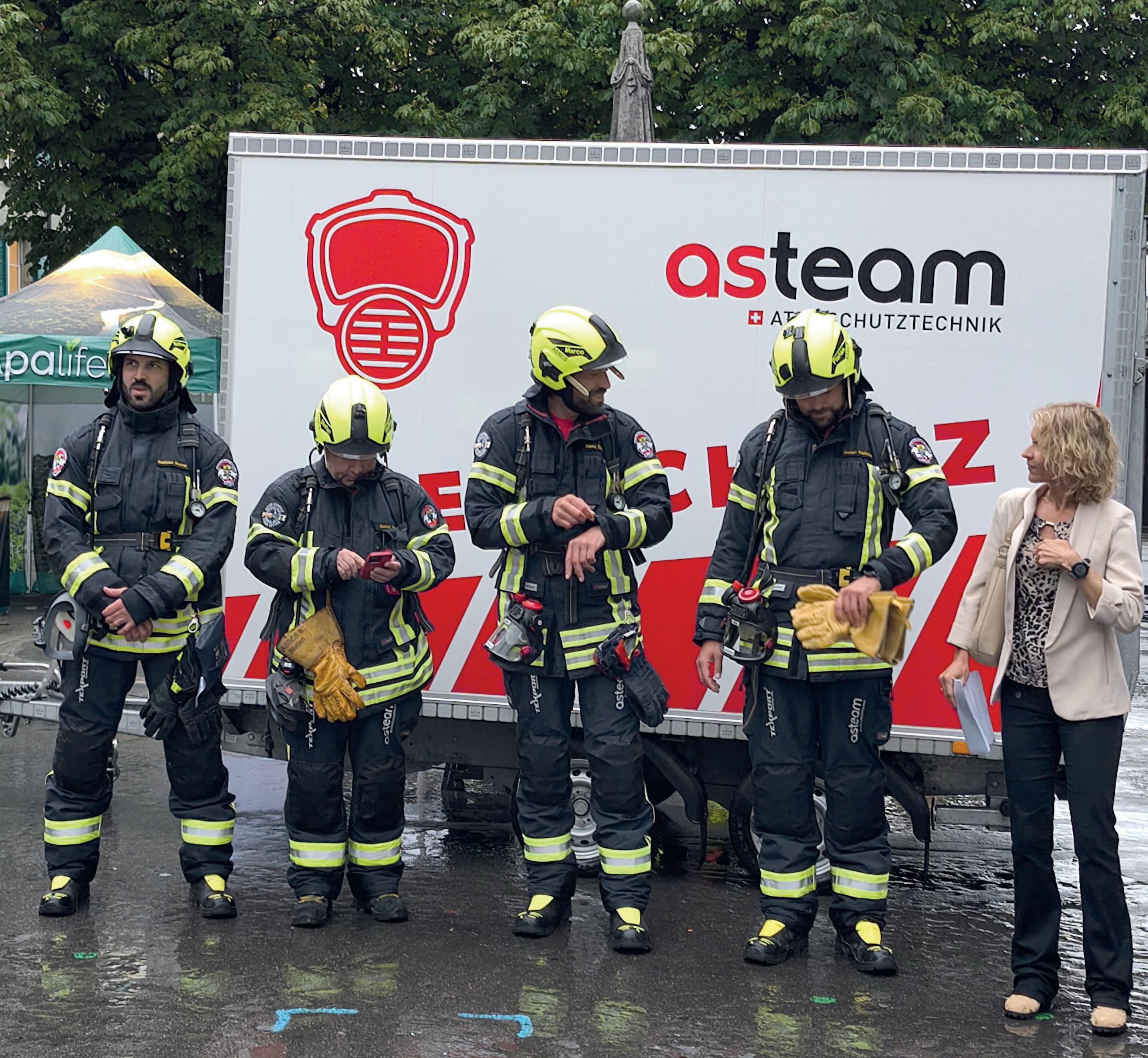 Peu avant le top départ : le quatuor de l’ASSCS avec la députée au Grand Conseil du canton d’Argovie Nicole Heggli-Boder sur la Place fédérale.