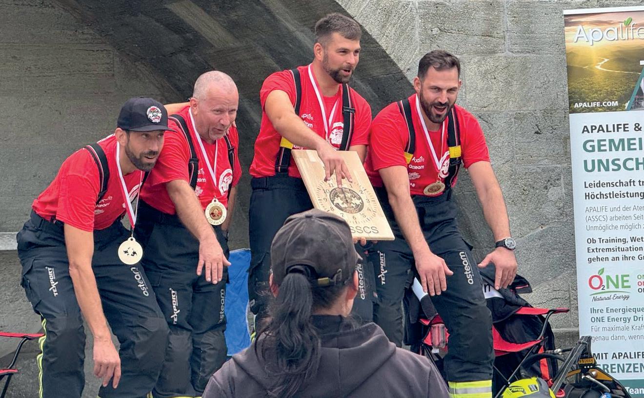 Mission accomplie : les marcheurs sont applaudis pour leur exploit sur la place du Gouvernement à Aarau.