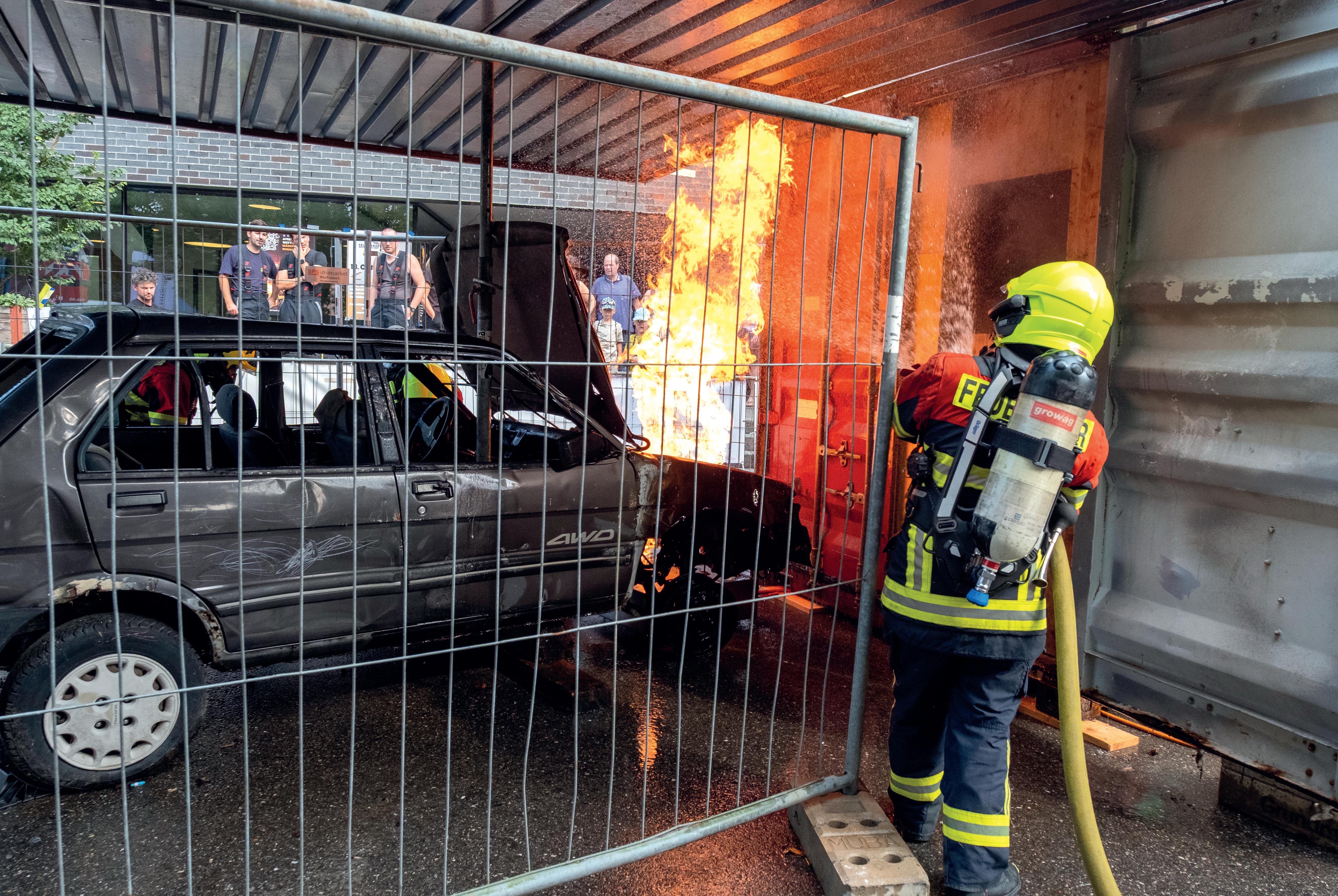 Jedes Jahr ein Highlight für die Zaungäste: der Posten «Unfall», direkt vor dem Eingang zum Schulhof.