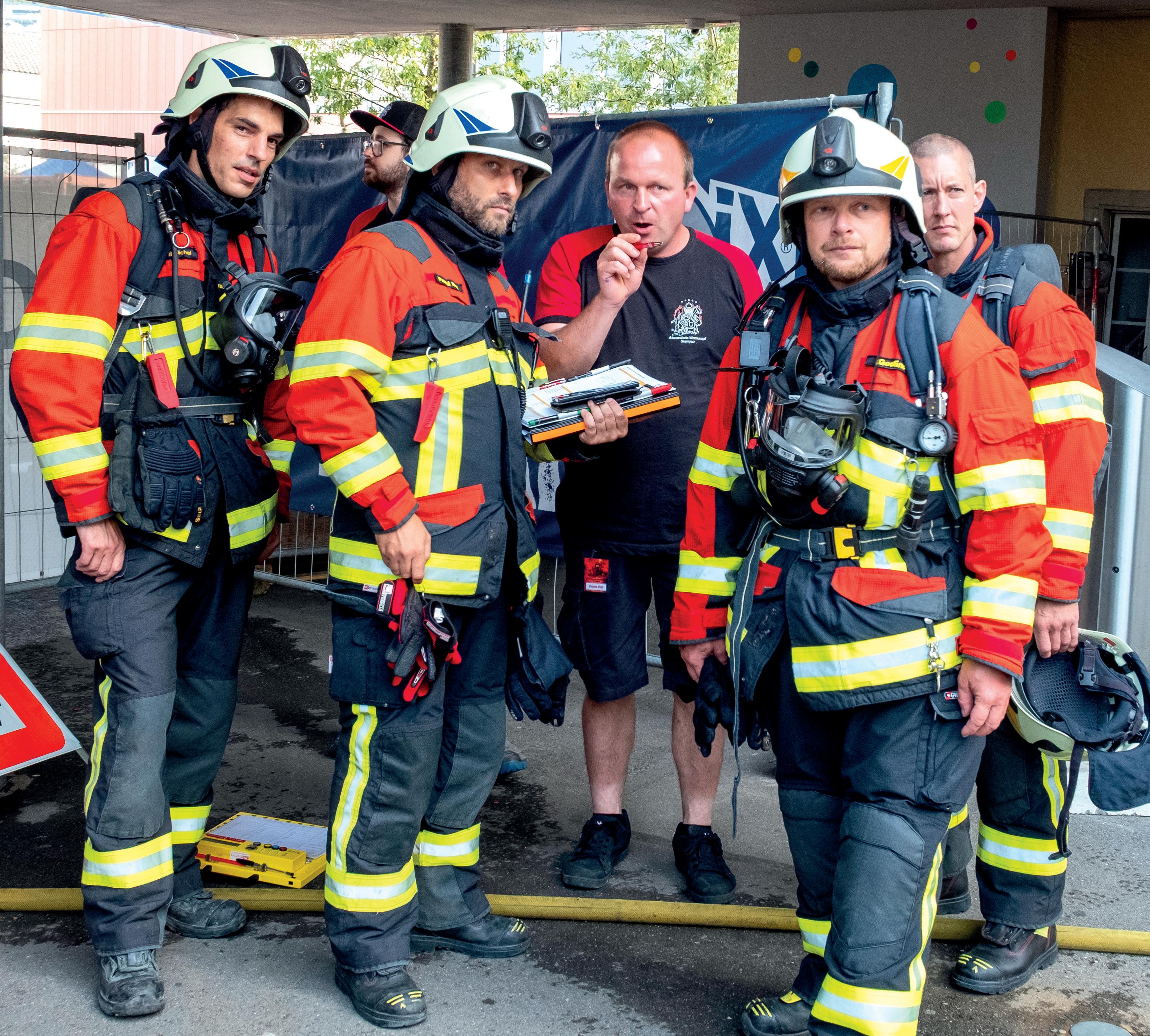 Zuhören ist wichtig: Am Start jeder Übung erhalten die Teams exakte Instruktionen zur Aufgabe.