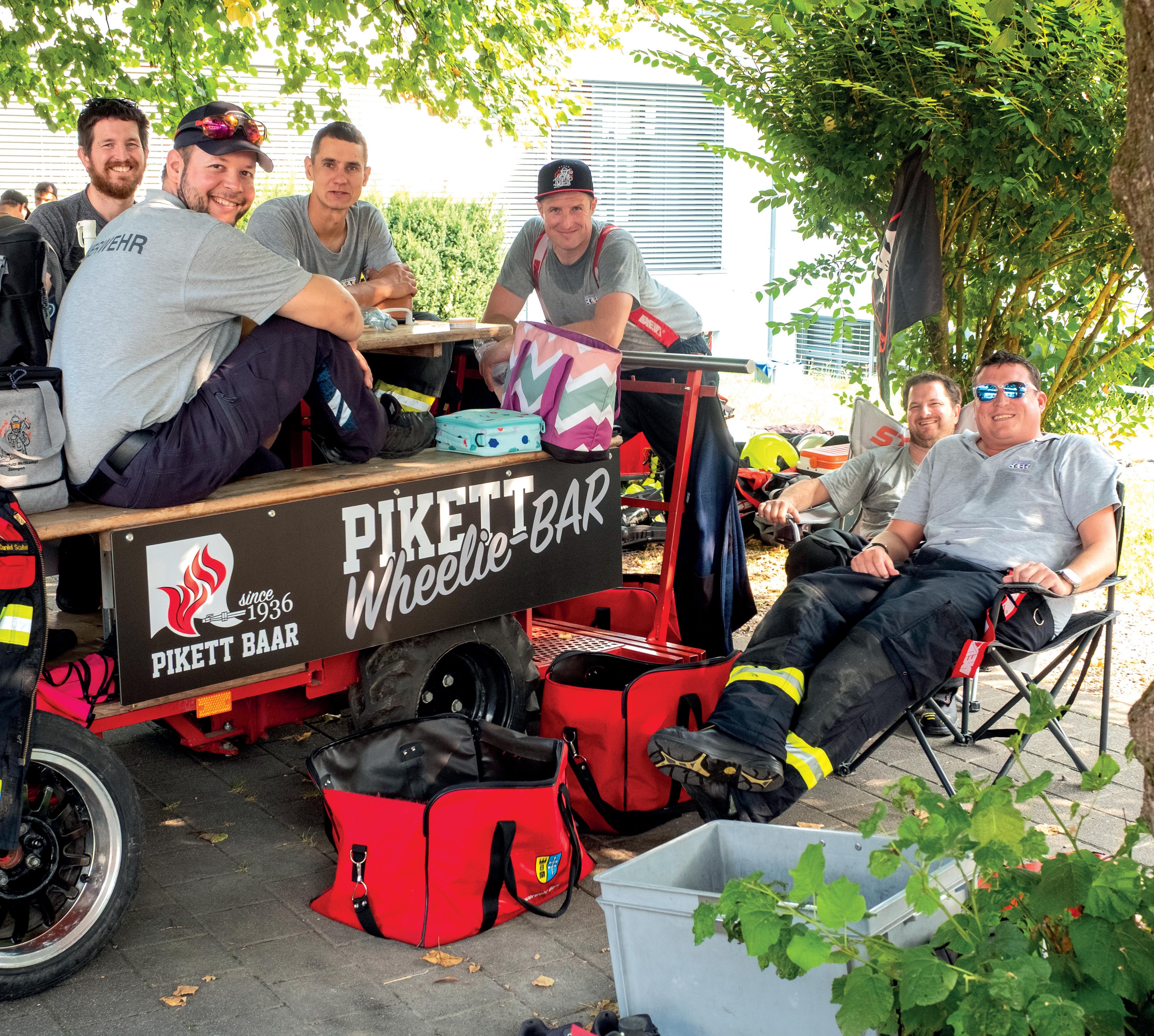 Entspannt zum dritten Sieg: das Team «Barro 1» der Feuerwehr Baar in einer Pause an seiner «Wheelie-Bar».