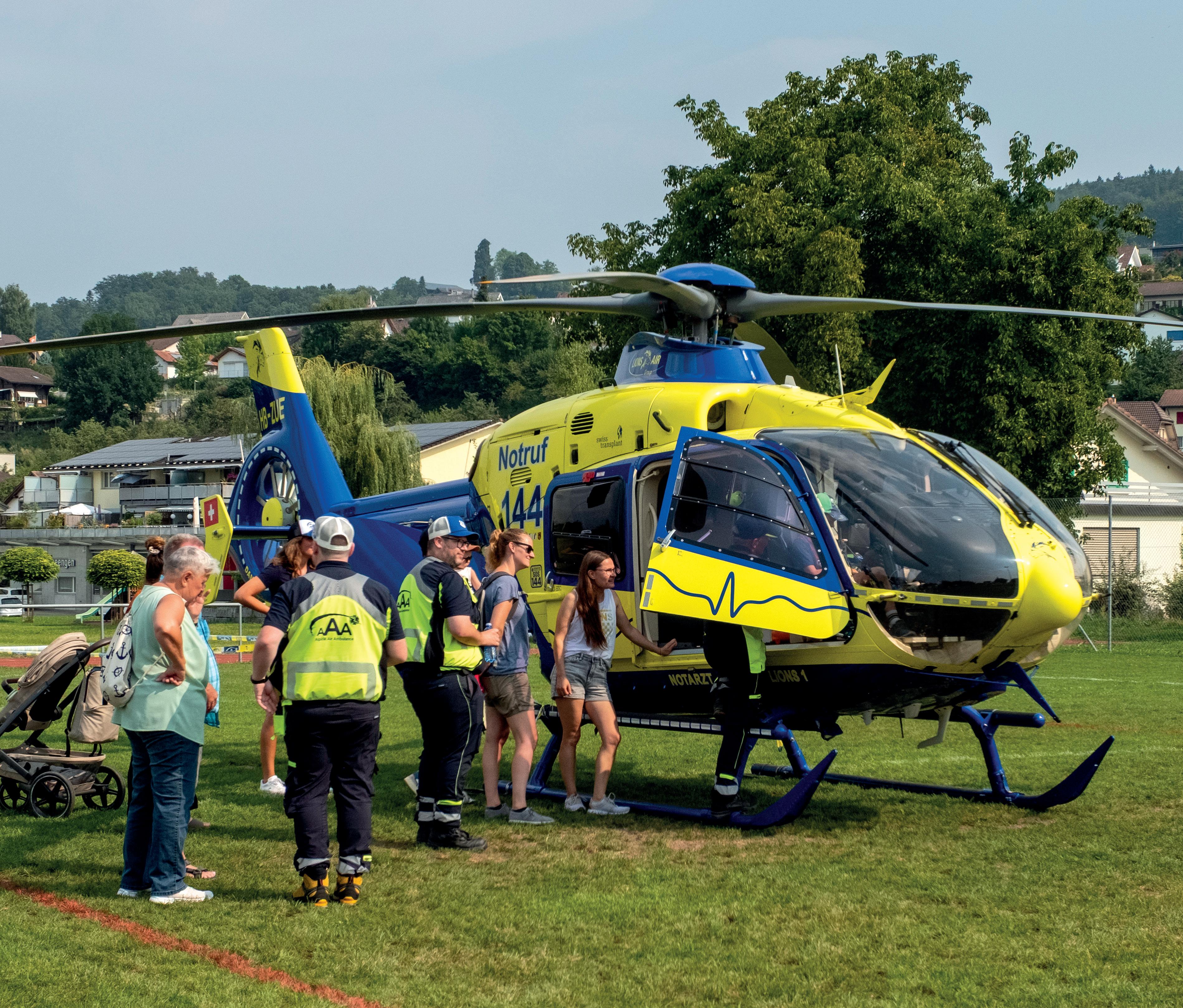 Der Rettungshubschauer der AAA Alpine Air Ambulance war ein Zuschauermagnet – und hob mehrfach zu Echteinsätzen ab.