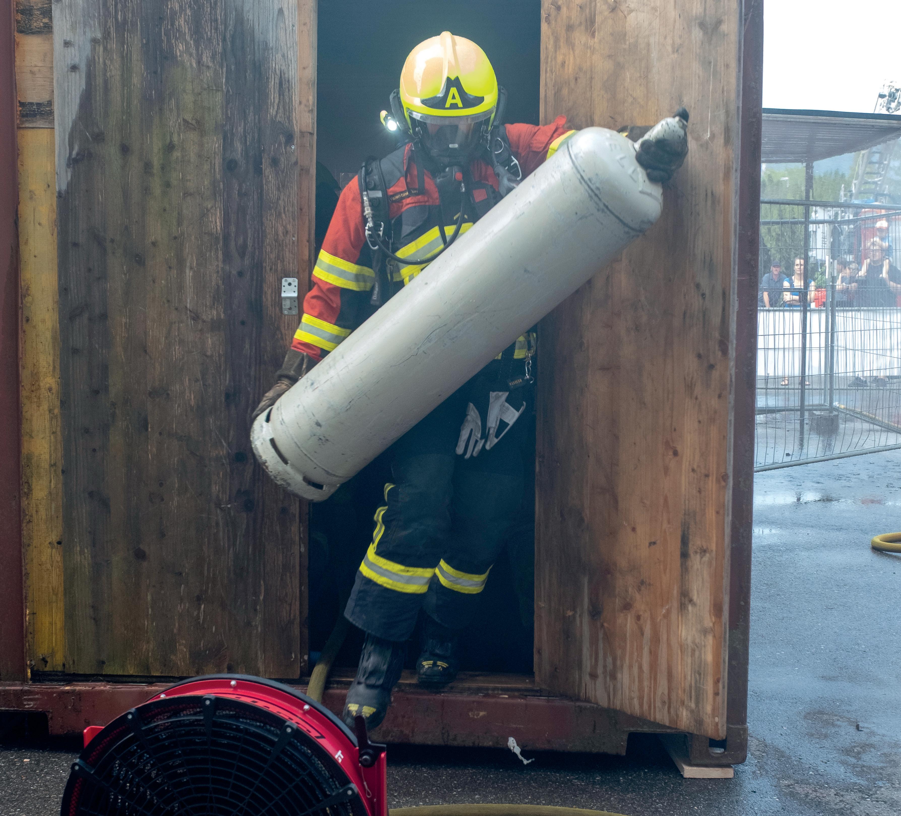 La force est de rigueur : un participant récupère une bouteille en acier lors de l’épreuve « Accident ».