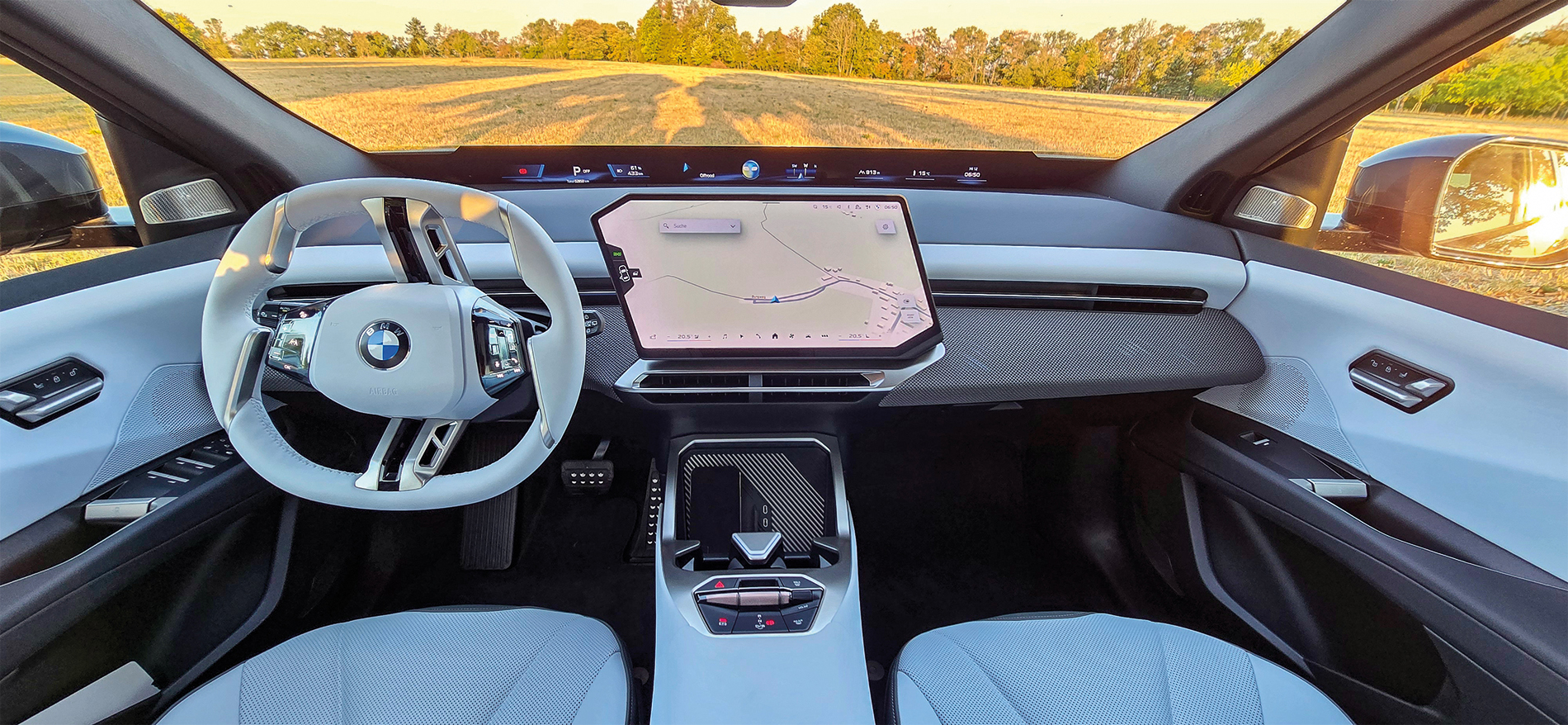 Das Cockpit des iX3 mit Zentraldisplay im «Freecut Design» und «Panoramic Vision» im unteren Frontscheibenbereich. Hinzu kommen das Multifunktionslenkrad und – optional – ein 3D-Head-up Display.