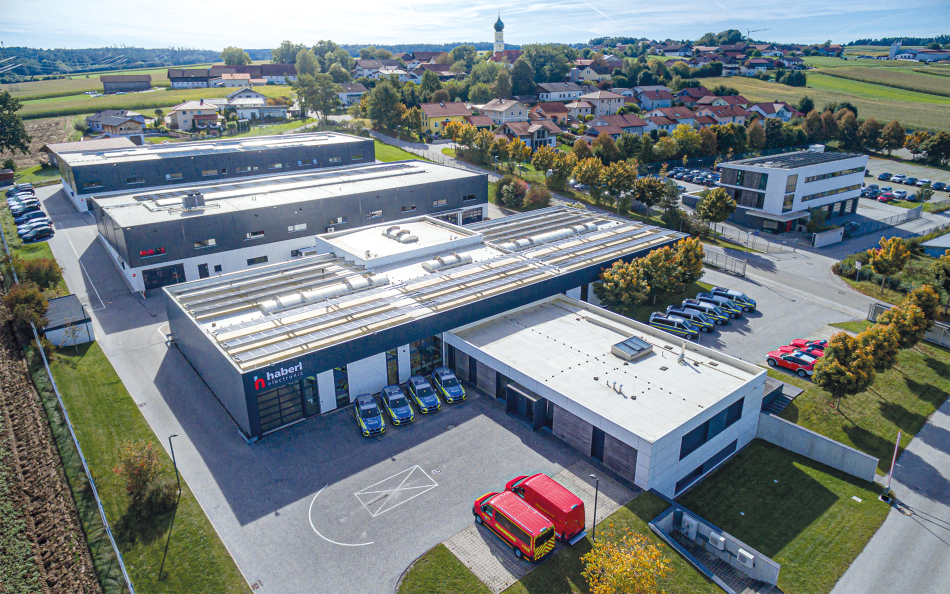 Une vue aérienne du site de Haberl Electronic à Arnstorf (Allemagne) illustre bien les capacités du groupe Haberl.