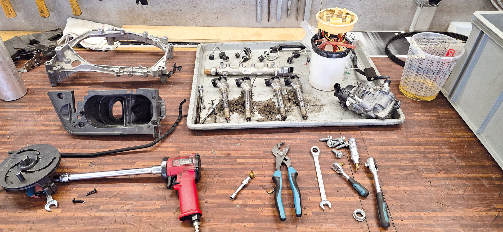 Neben Service und Wartung erledigt die Polizeigarage auch Garantiearbeiten und Reparaturen. Im Bild die zerlegte Einspritzanlage des Dieselmotors eines VW T6.