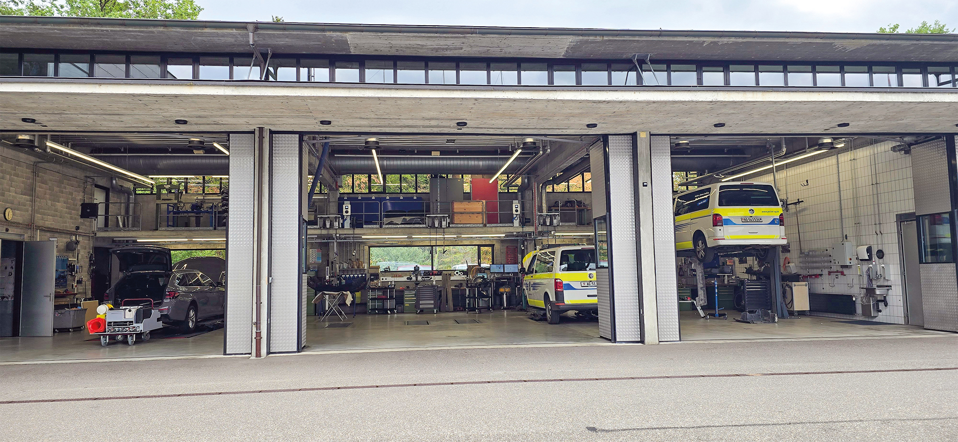 Aperçu des « coulisses » du garage de la police : c’est dans cette zone qu’une équipe de neuf personnes effectue principalement des travaux d’entretien et de réparation.