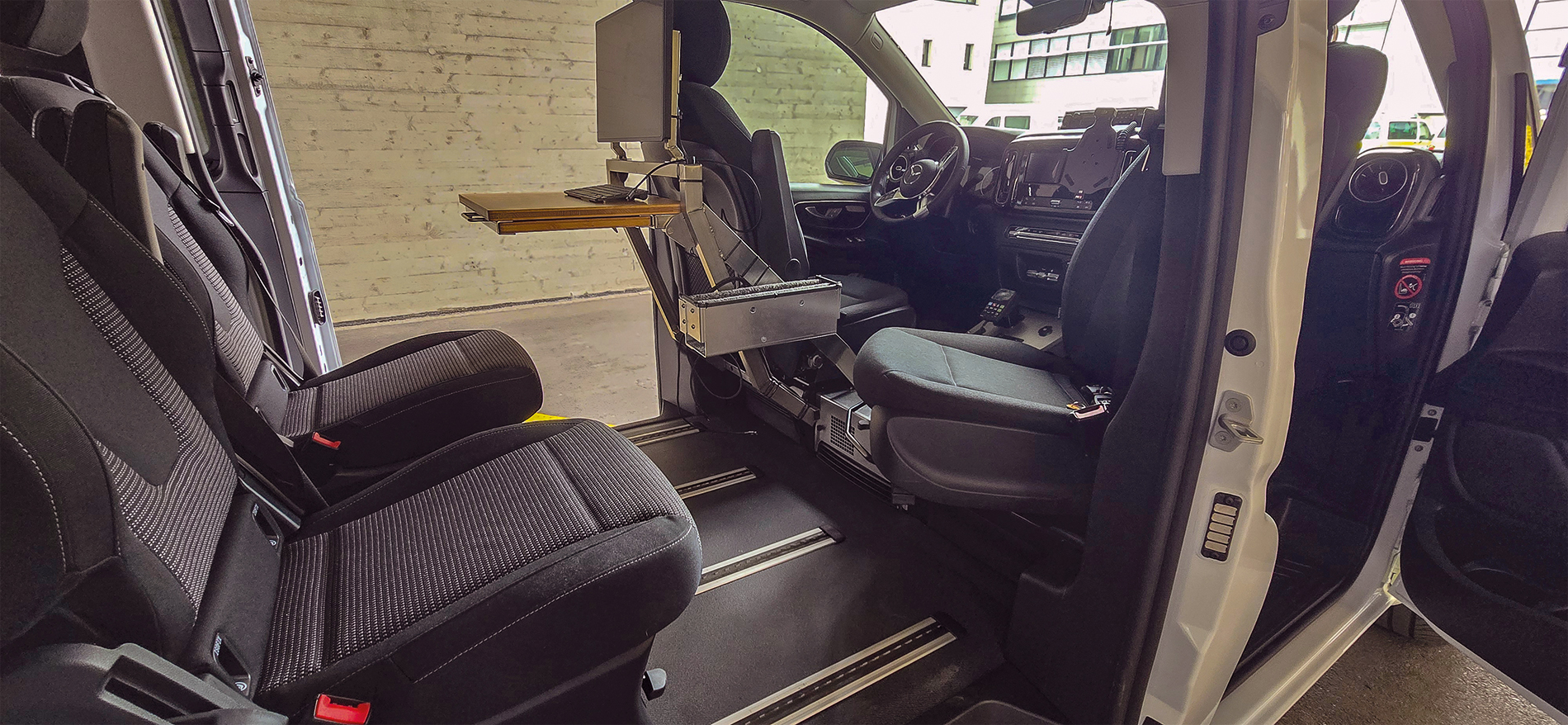Vue intérieure du nouveau Mercedes-Benz Vito avec son poste de travail central pouvant accueillir jusqu’à trois personnes grâce au siège passager pivotant.