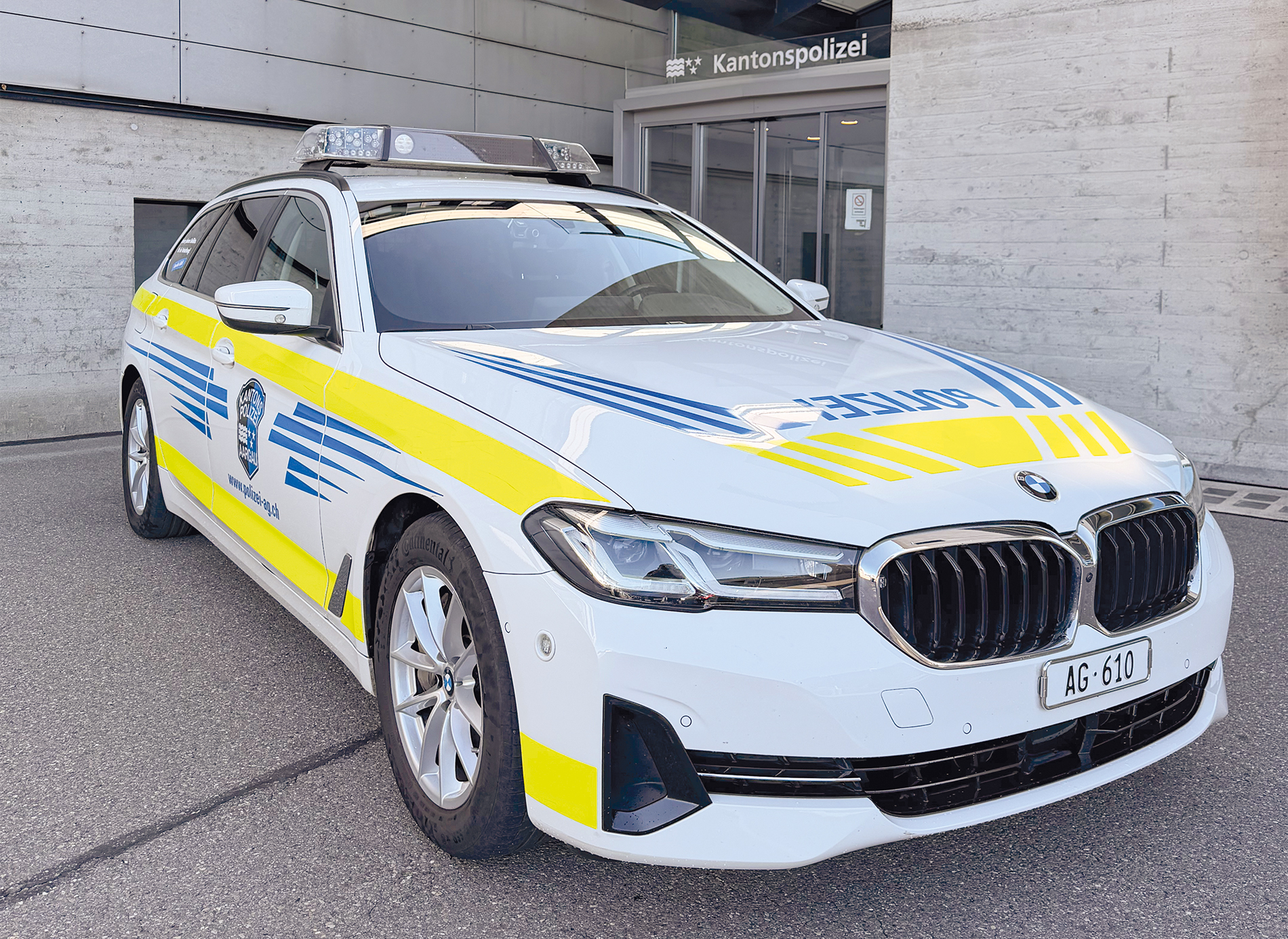 Depuis 2014, les véhicules de la police cantonale d’Argovie arborent les couleurs blanc-bleu-jaune. Le marquage est réalisé par le garage de la police.