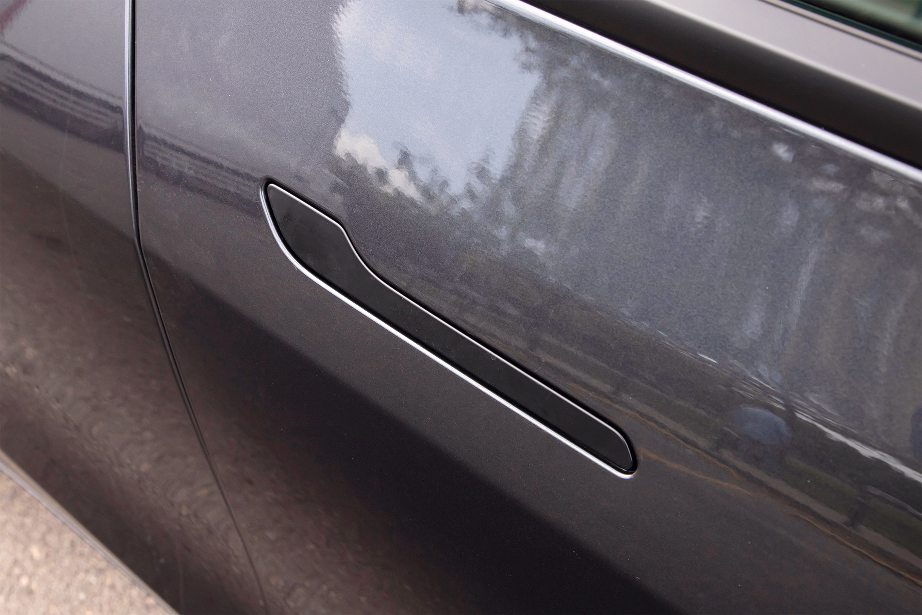 Bringen kaum mehr Effizienz, steigern aber die Risiken: versenkbare Türgriffe (im Bild: Tesla) oder «Touch Winglets».