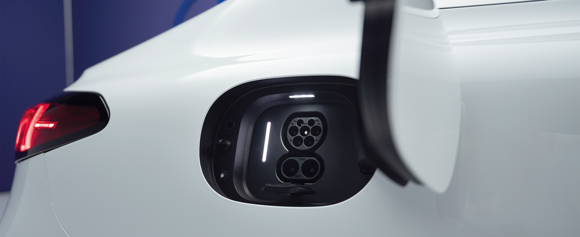 Elles fonctionnent pratiquement toujours : les trappes manuelles classiques de la nouvelle Classe C Mercedes-Benz entièrement électrique.