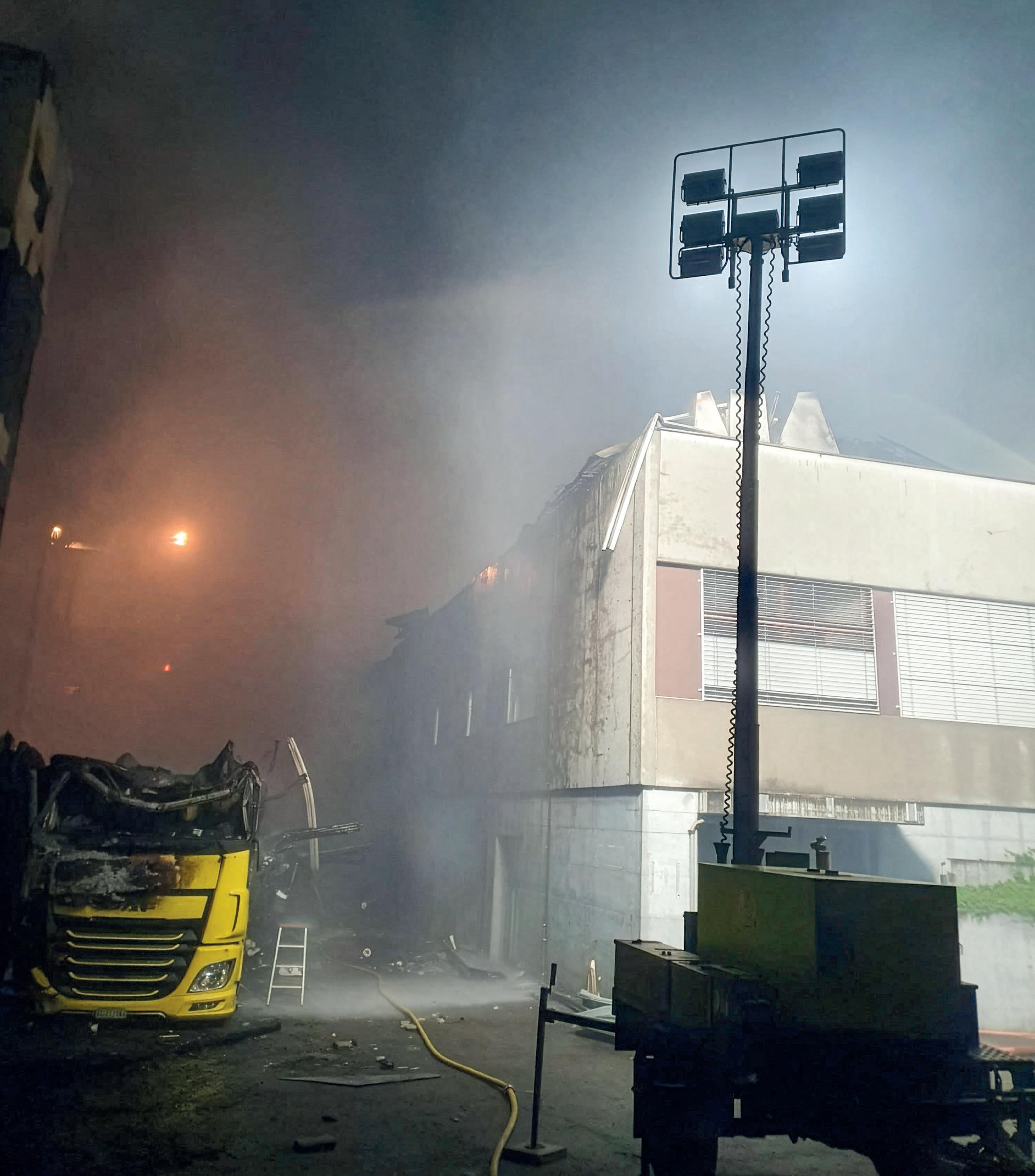 Pour les interventions de nuit ou dans des environnements sombres, le KKE dispose d’un équipement d’éclairage complet et de générateurs de secours.