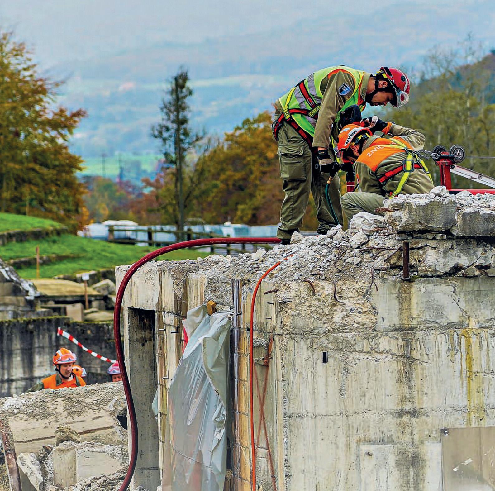Grâce à des équipements spéciaux lourds tels que des fraiseuses à béton, des marteaux de démolition et des foreuses, le KKE ouvre et casse même les décombres les plus lourds.