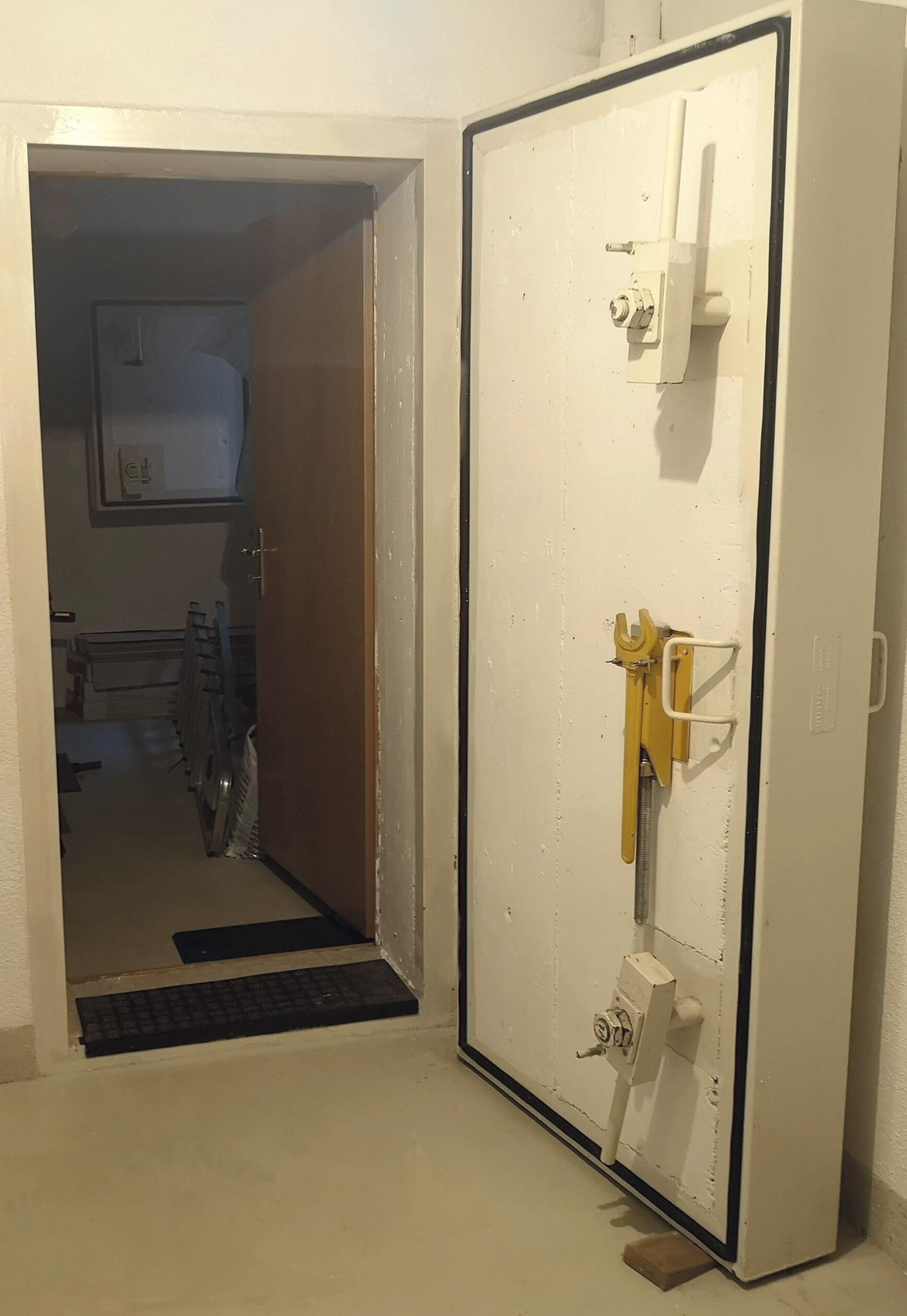 Lors de sa première intervention, la SEZ a dû ouvrir une porte d’abri anti-aérien comme celle-ci.