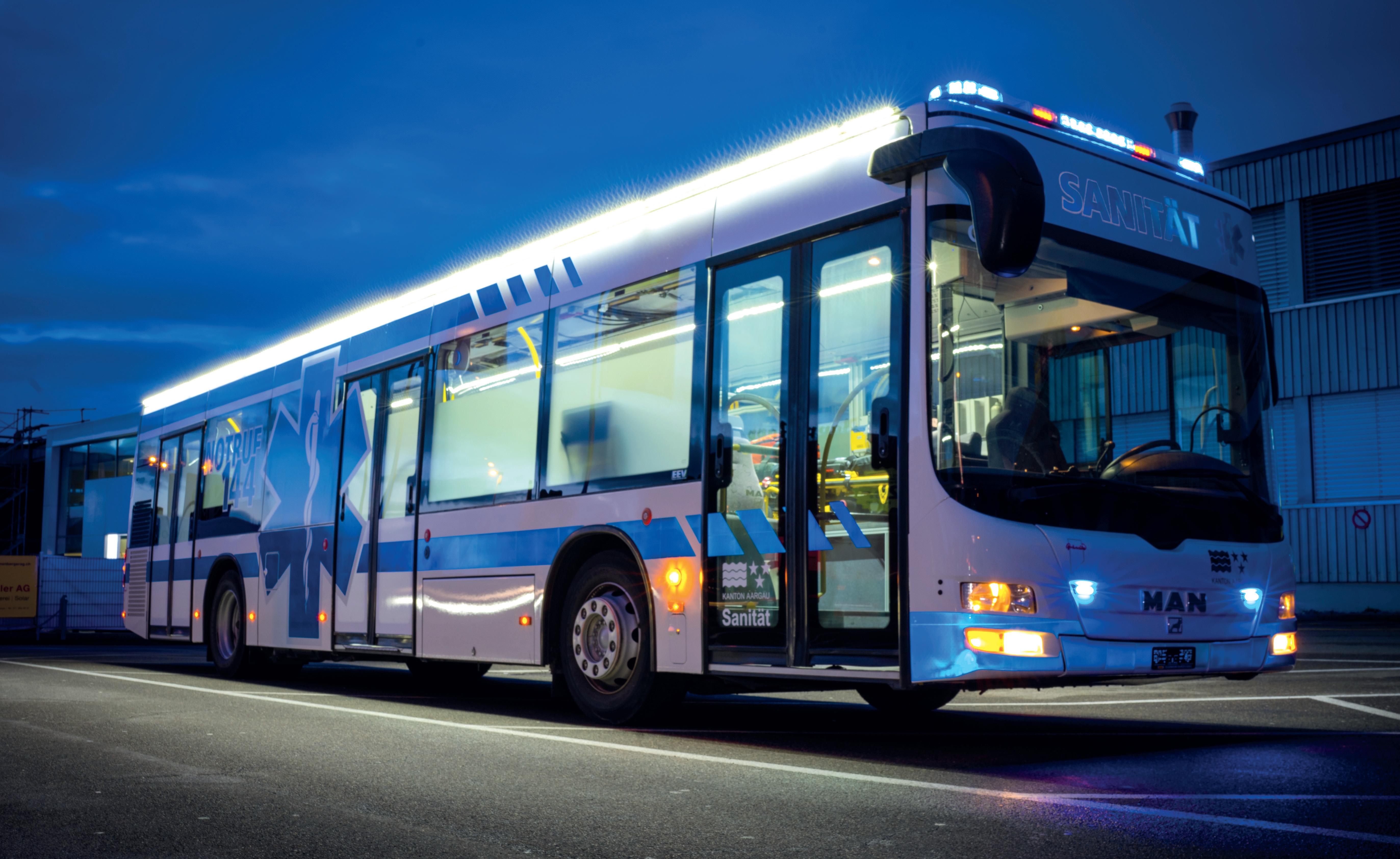 Aussi visible la nuit que le jour : le bus-ambulance des services sanitaires d’Argovie, construit par l’entreprise Tony Brändle AG et recouvert d’un film conçu par Safety Signage.