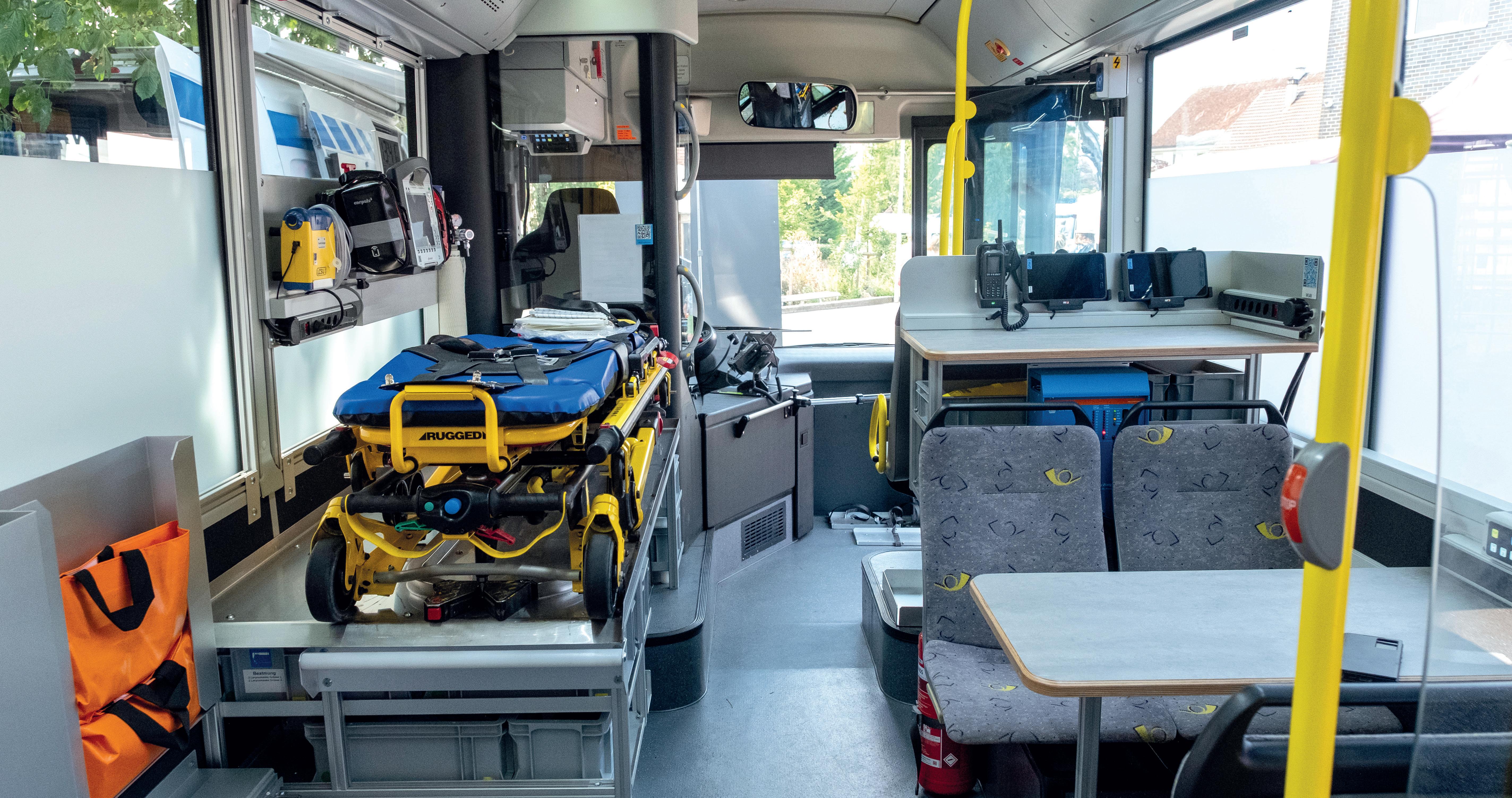 Basé sur un autobus, le bus-ambulance offre douze places assises et deux couchettes, ainsi qu’un équipement médico-technique complet.