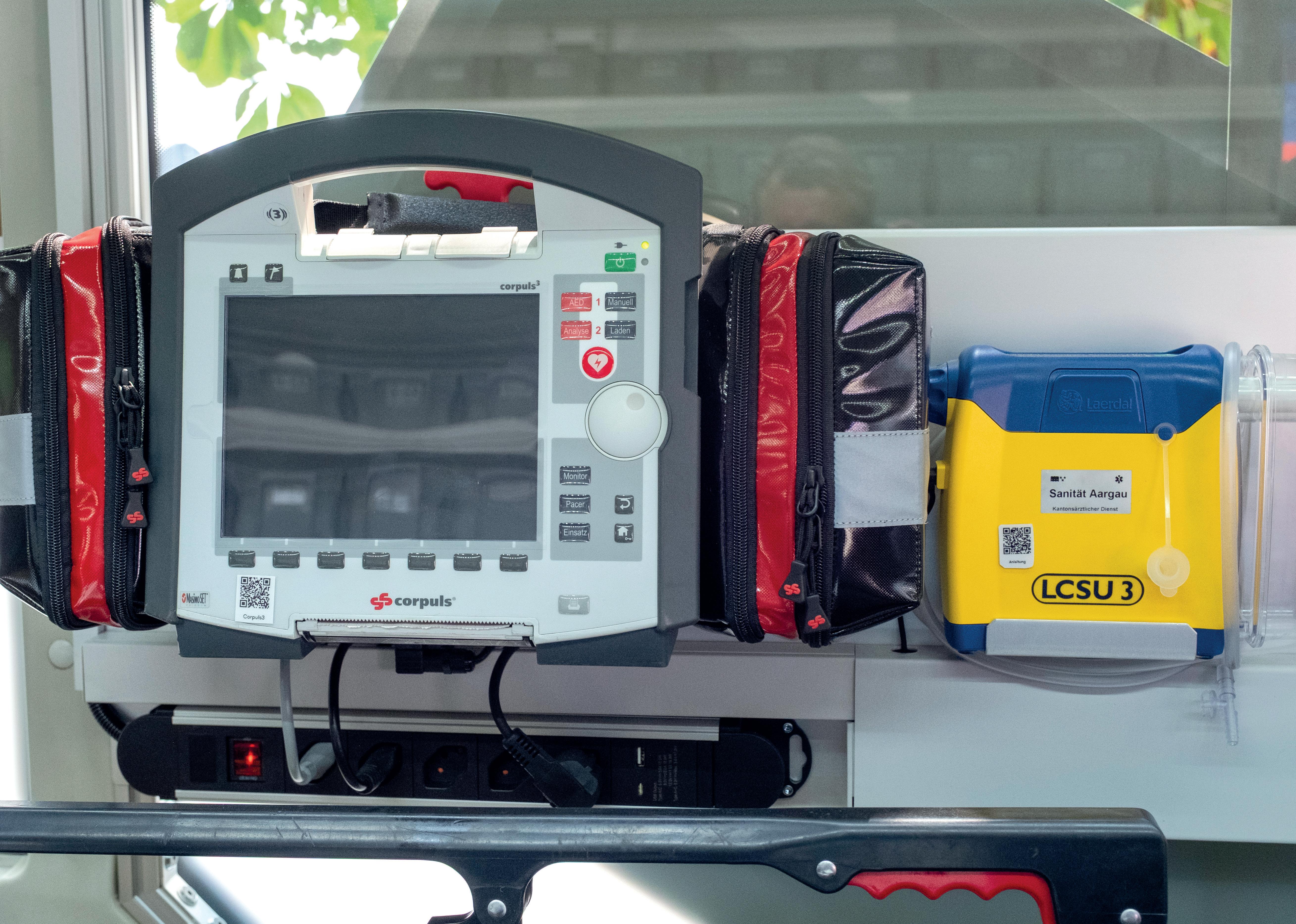Les deux couchettes sont équipées d’appareils Corpuls3. Plusieurs respirateurs et diverses bouteilles d’oxygène sont également disponibles à bord.