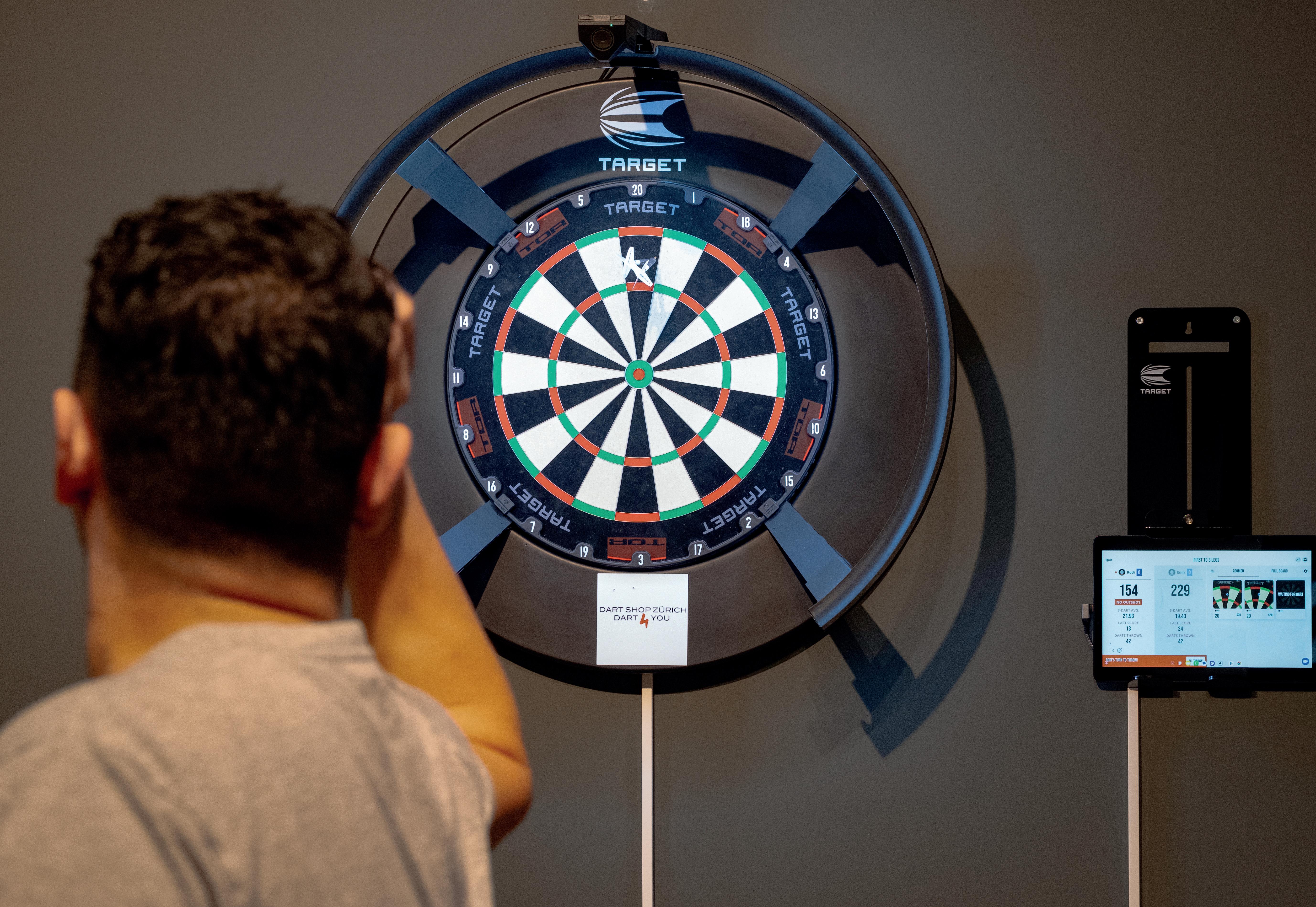 Les outils numériques, comme la cible avec système de score automatique d’Omni présenté sur la photo, évitent les calculs et permettent d’organiser des tournois internationaux.