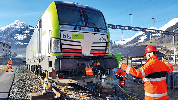 Déraillement: la lourde loco BLS de 80 tonnes est remorquée sur la voie au moyen de presses hydrauliques.