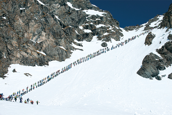 Im Gänsemarsch zur Rosablanche: Die Skialpinisten nehmen die nächste Hürde.