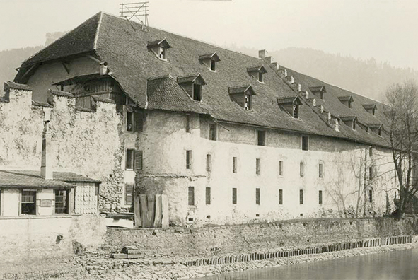 » Photo prise autour de 1870 de l'ancien grenier à blé sur l'île de Bälliz, qui servait autrefois de logement aux troupes. Il a été construit en 1696 et démoli en 1890.