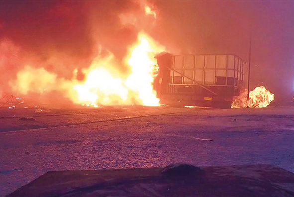 Le test a montré que : les batteries au lithium-ion brûlent avec une réaction explosive et libèrent de grandes quantités de suie et de poussières de métaux lourds toxiques.