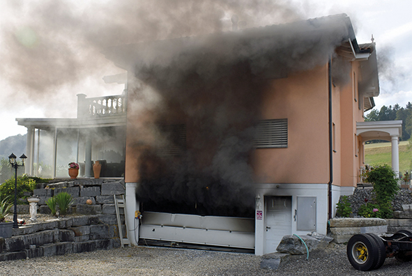 Le 12 août 2020, un garage de Gettnau LU, où était garé un véhicule électrique, a pris feu. Les pompiers ont pu éviter le pire et personne n'a été blessé. 