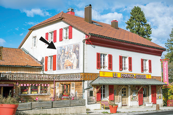 Die schweizerisch-französische Grenze durchtrennt das Hôtel Arbez Franco-Suisse genau am linken Rand des Fassadengemäldes.