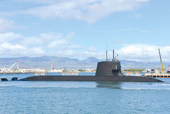 © Christy Hagen, US Navy Le sous-marin de la marine japonaise, JS Hakuryu (SS-503), également propulsé par un moteur Stirling, « en visite » à la Joint Base de Pearl Harbor en 2013.