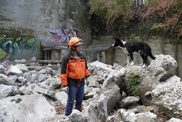 Linda, responsable de formation, et son chien Tilly sur le terrain d’entraînement d’Ostermundigen. 