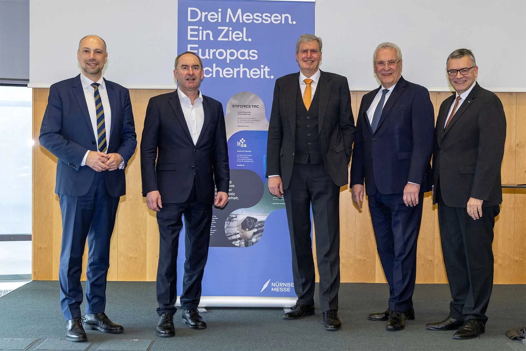 Politischer Austausch zur künftigen Entwicklung der Enforce Tac und des Sicherheitsclusters der NürnbergMesse: Andreas Krieglstein, Nürnberger CSU-Fraktionsvorsitzende in Vertretung des Nürnberger Oberbürgermeisters Marcus König; Hubert Aiwanger, Bayerischer Staatsminister für Wirtschaft, Landesentwicklung und Energie sowie stellvertretender Ministerpräsident des Freistaats Bayern; Peter Ottmann, CEO der NürnbergMesse Group; Joachim Herrmann, Bayerischer Staatsminister des Innern, für Sport und Integration; Dr. Florian Herrmann, Leiter der Bayerischen Staatskanzlei (von links).